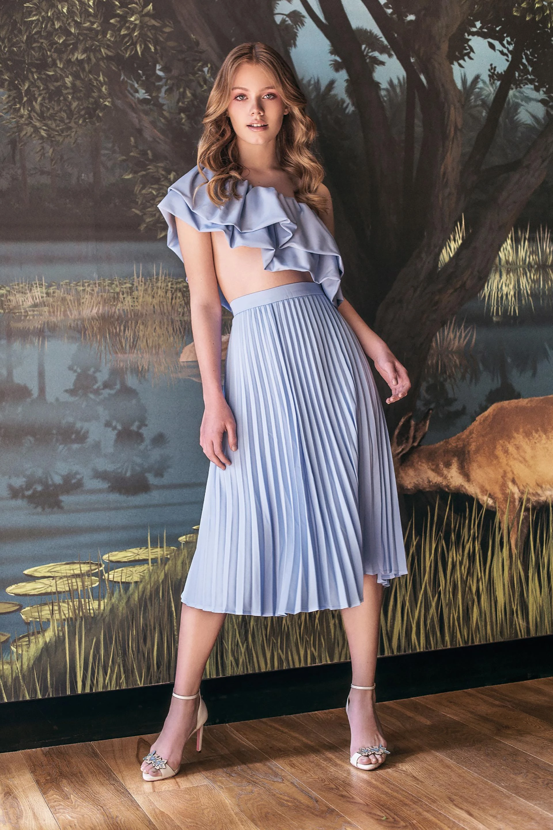 Top con volados ($ 2.800, Nous Etudions), pollera plisada ($ 1.990, Las Pepas) y sandalias con apliques ($ 2.388, Carmen Steffens). Foto Chino Toccalino/ Para Ti