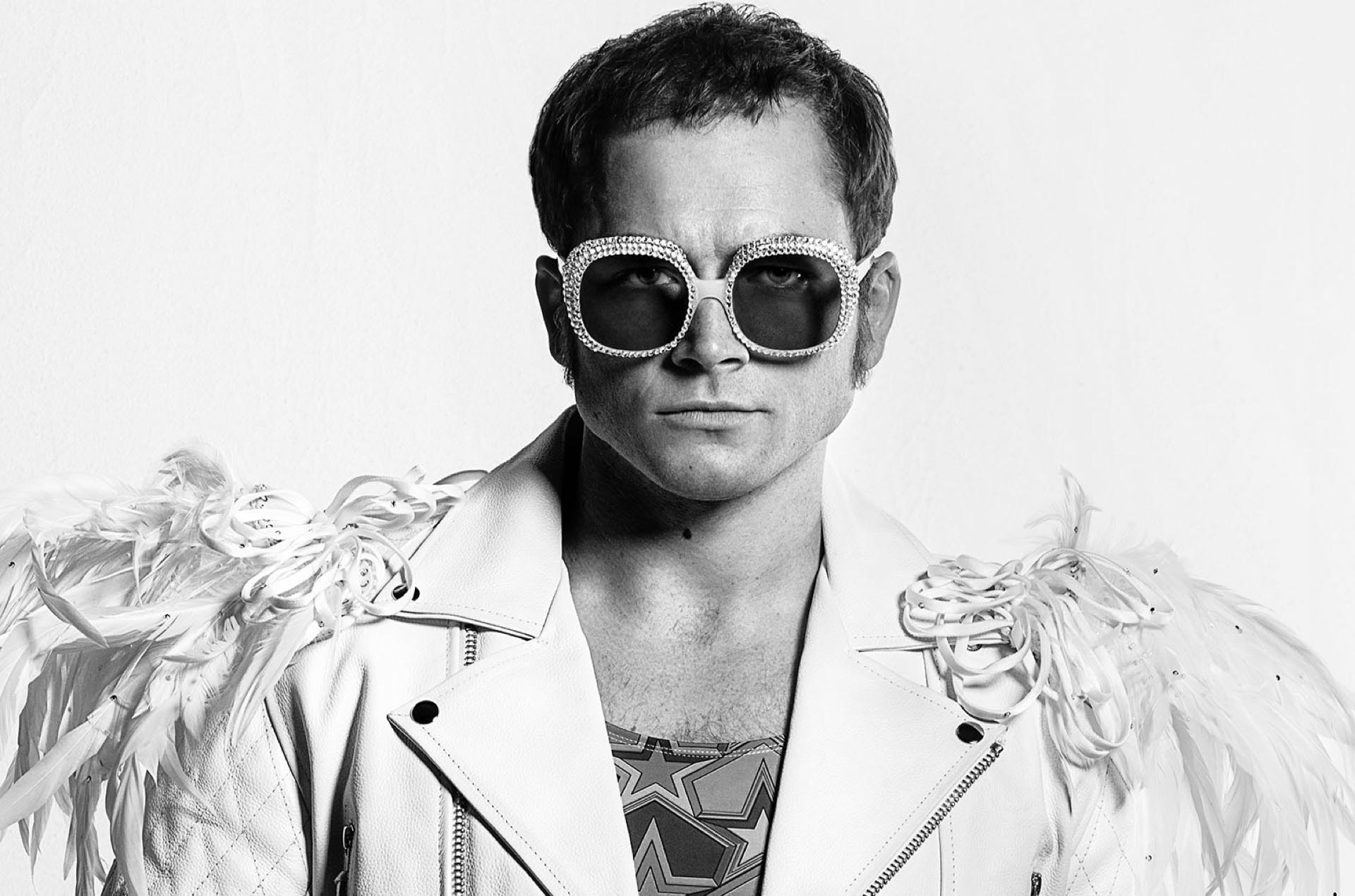 Taron Egerton es Elton John en Rocketman. El parecido físico con el cantante en los años ´70 es increíble.