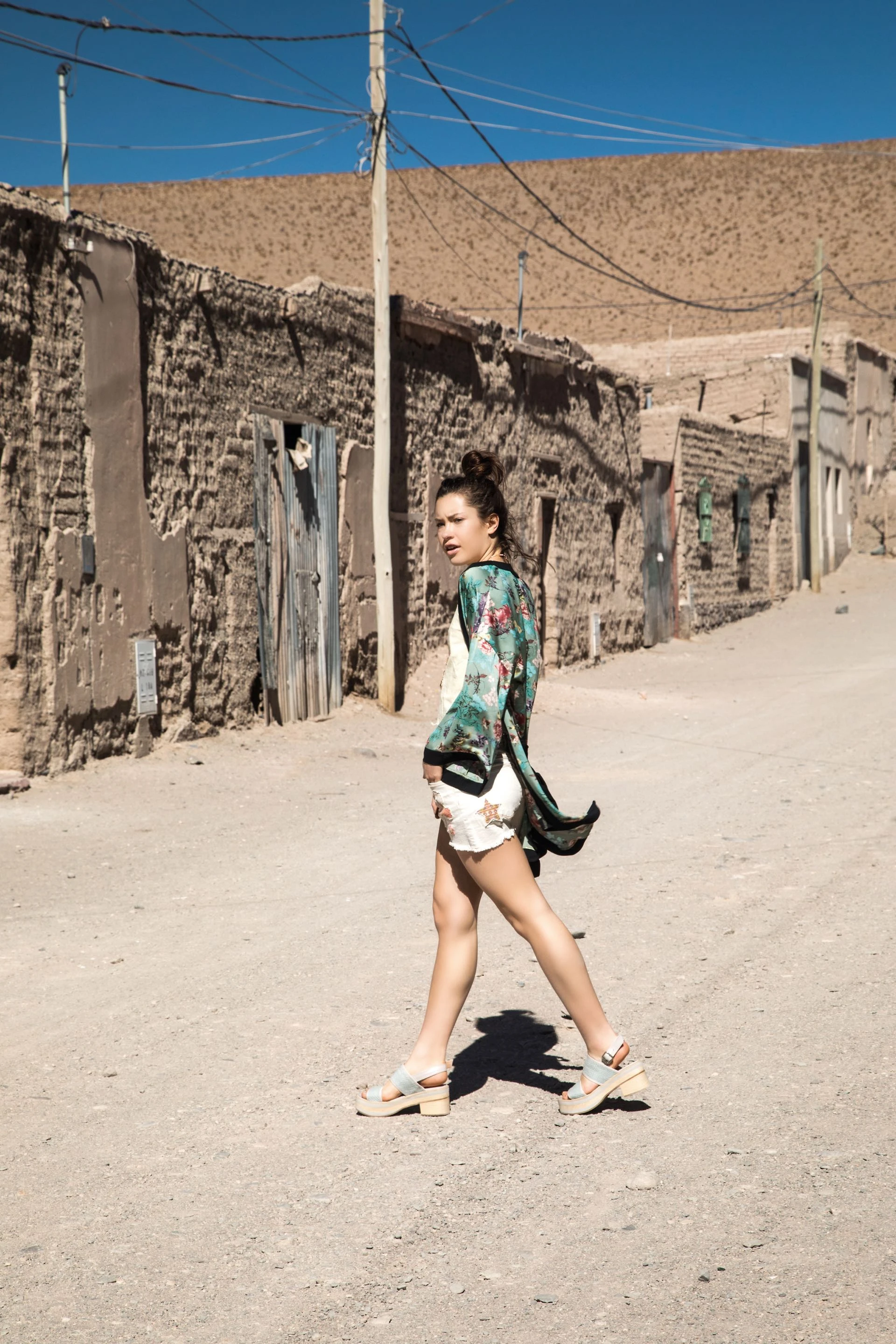 Kimono de satén estampado ($ 900, Basement), musculosa ($ 790, Union Good) y short con estrellas ($ 1.890, Wanama). Foto Fernando Venegas/ Para Ti