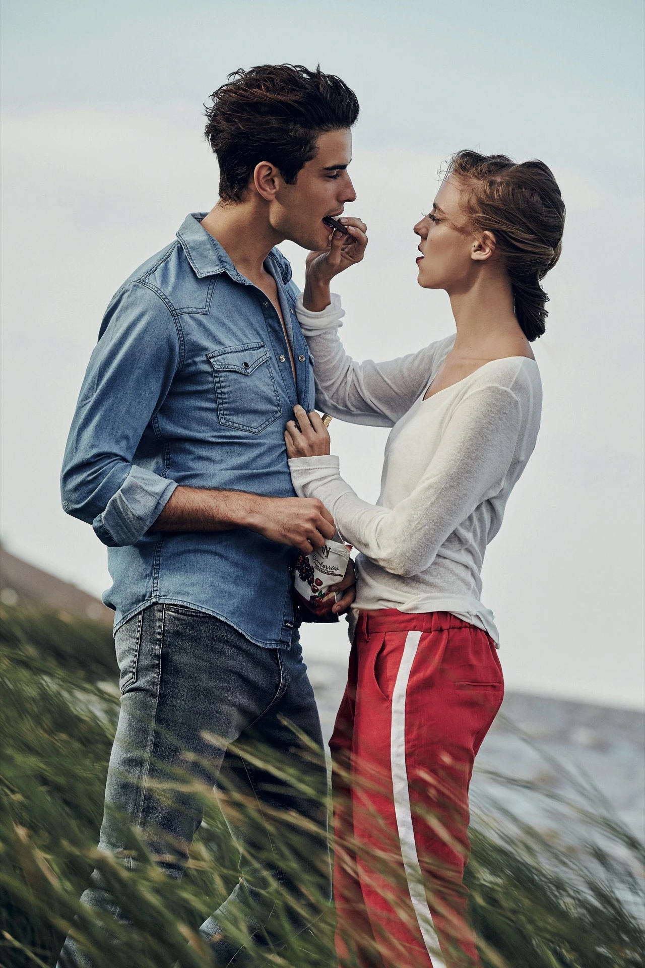 Fede: camisa de jean ($ 1.982, AY Not Dead) y jean ($ 990, Herencia Argentina). Lara: remera de mangas largas y pantalón con raya al costado ($ 740 y $ 1.770, Carmela Achaval).  Fotos: Chino Toccalino/ Para Ti