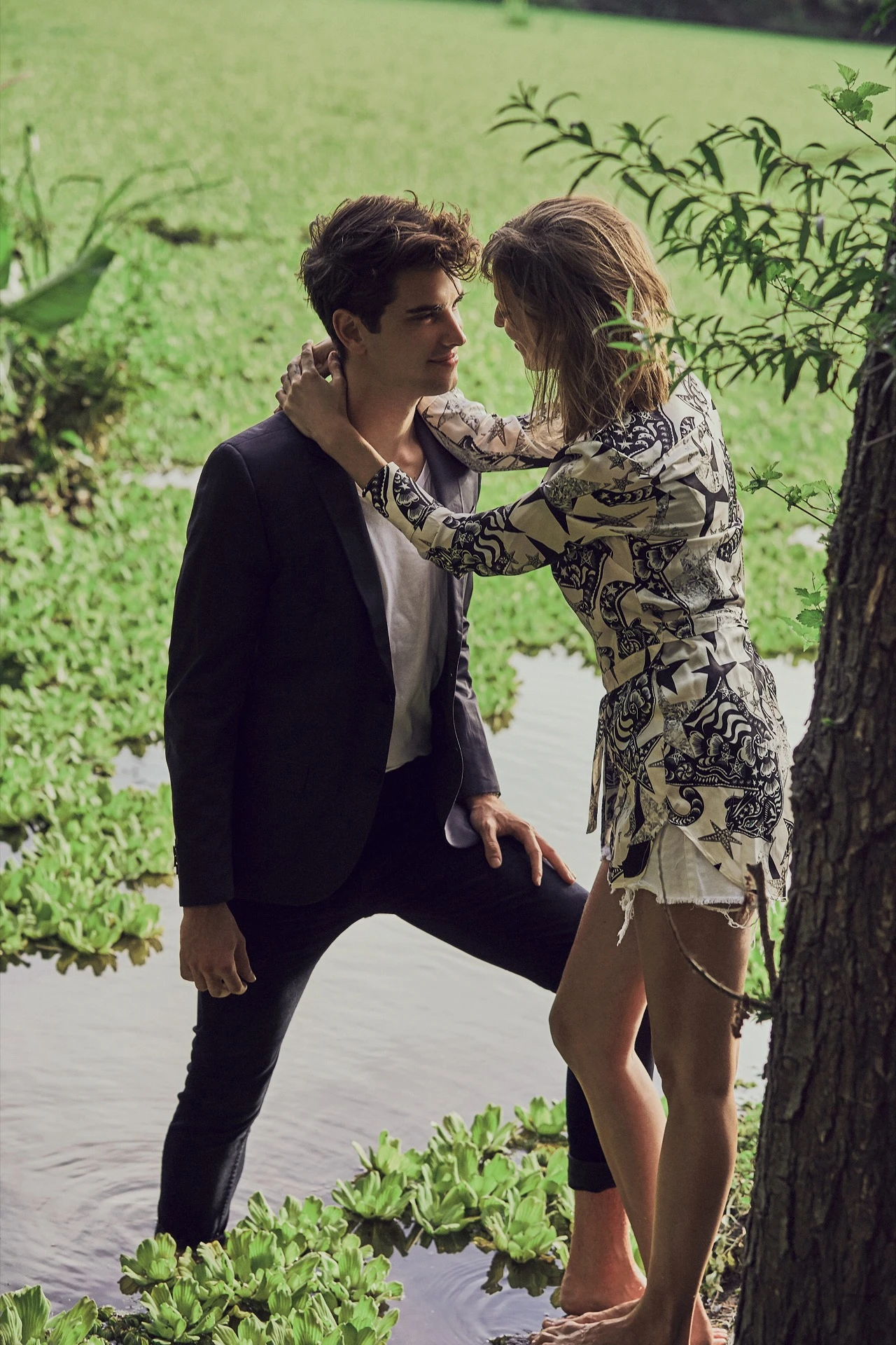 Fede: saco azul marino y remera de algodón ($ 8.885 y $ 620, AY Not Dead) y jean ($ 2.490, Levi’s). Lara: camisa de seda con lazo y short de jean ($ 672, Peuque). Fotos: Chino Toccalino/ Para Ti