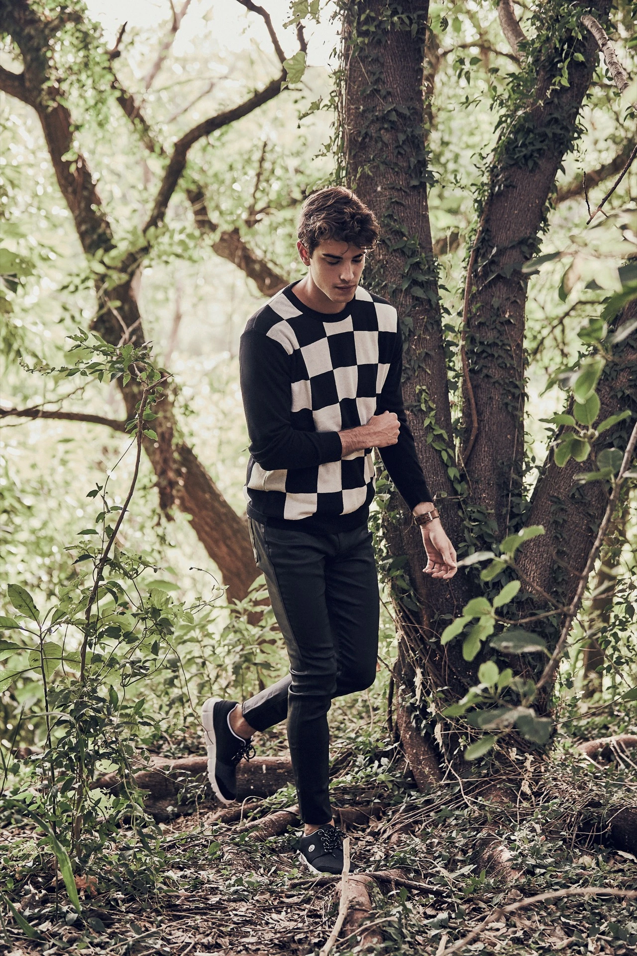 Fede: suéter damero ($ 1.870, Herencia Argentina), jean engomado ($ 2.542, AY Not Dead) y zapatillas ($ 1.046, Kioshi). Fotos: Chino Toccalino/ Para Ti