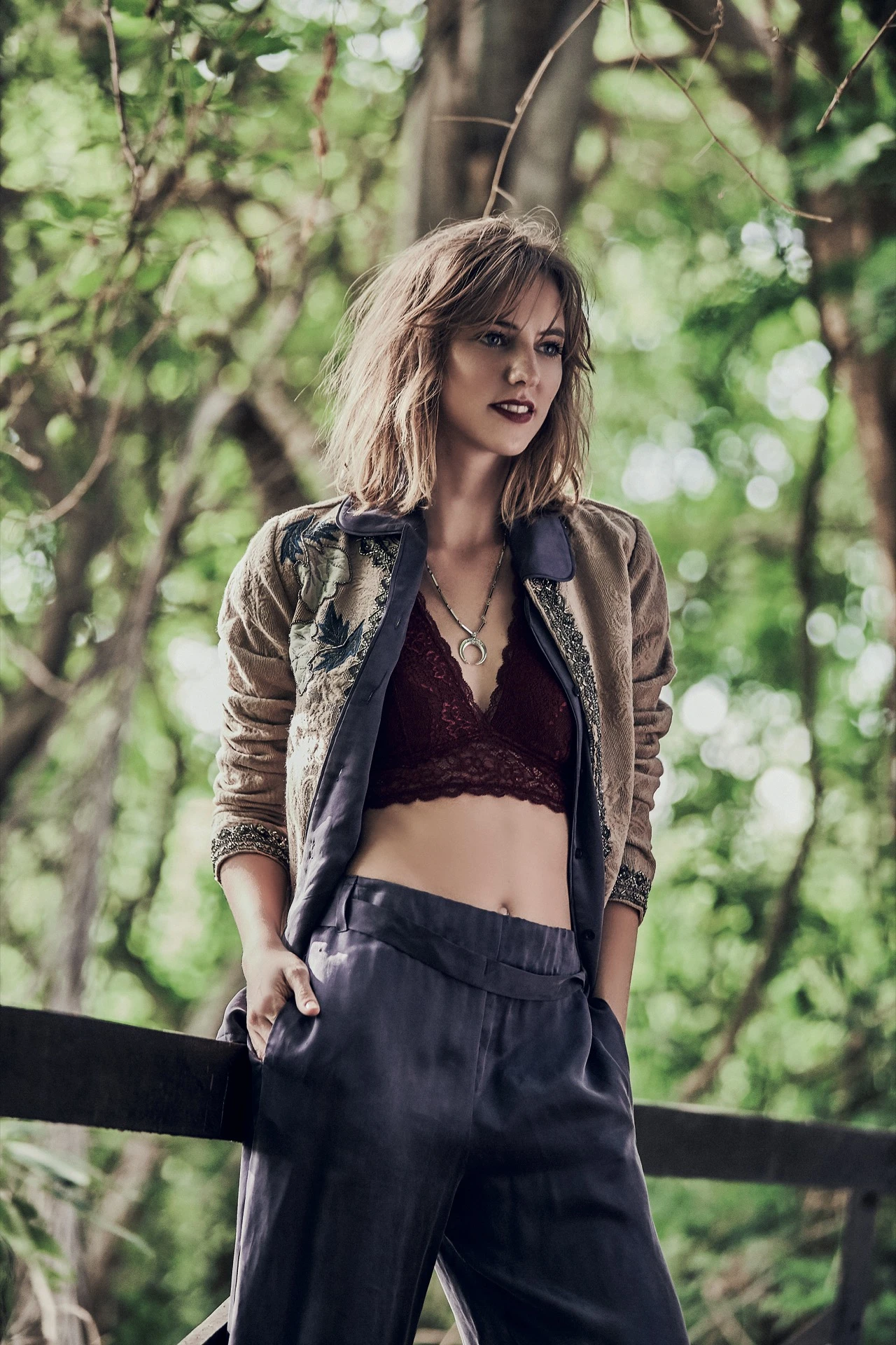 Campera bordada (India Style), camisa abierta y pantalón con encaje ($ 1.600 y $ 1.750, Uma), top de encaje ($ 699, Her by Luz de Mar) y collar ($ 420, Kosiuko).  Fotos: Chino Toccalino/ Para Ti