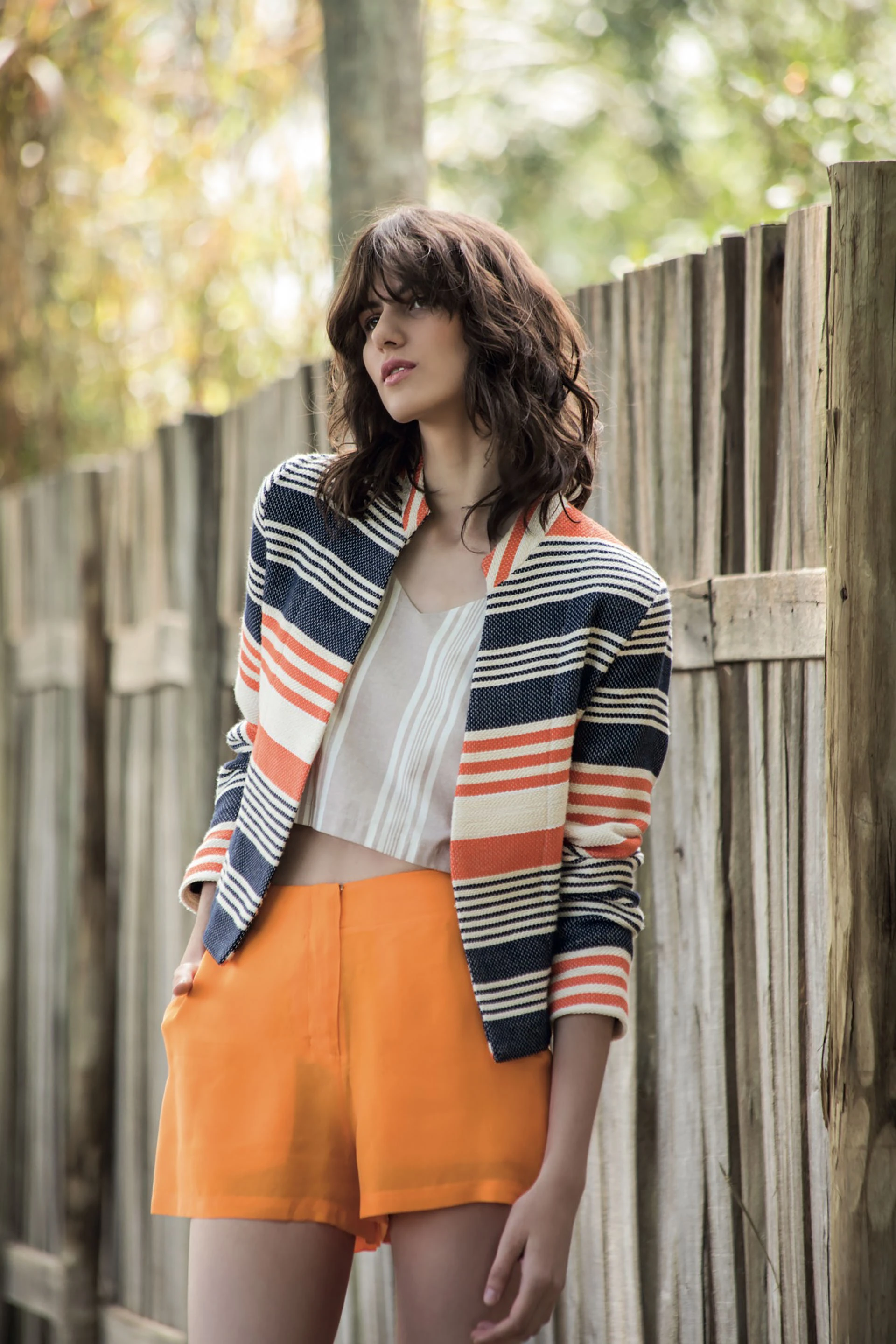 Blazer corto ($ 7.900, Vitamina), top rayado ($ 1.390, Tucci) y short de seda ($ 2.685, AY Not Dead). Fotos Fernando Venegas/ Para Ti