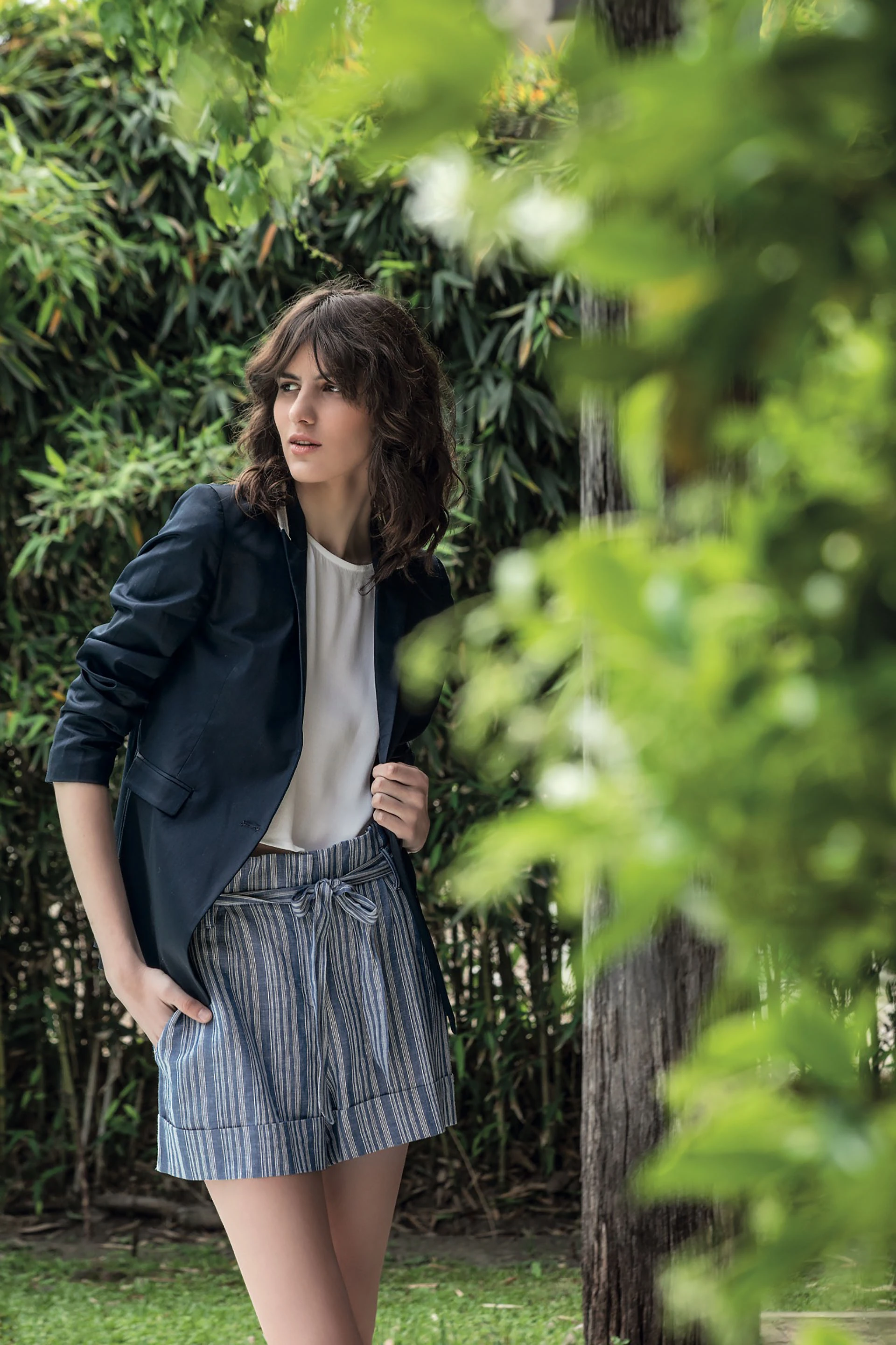 Saco con detalle en el cuello (Paula Cahen d’Anvers), musculosa de gasa ($ 1.085, AY Not Dead) y short rayado ($ 1.690, Tucci). Fotos Fernando Venegas/ Para Ti