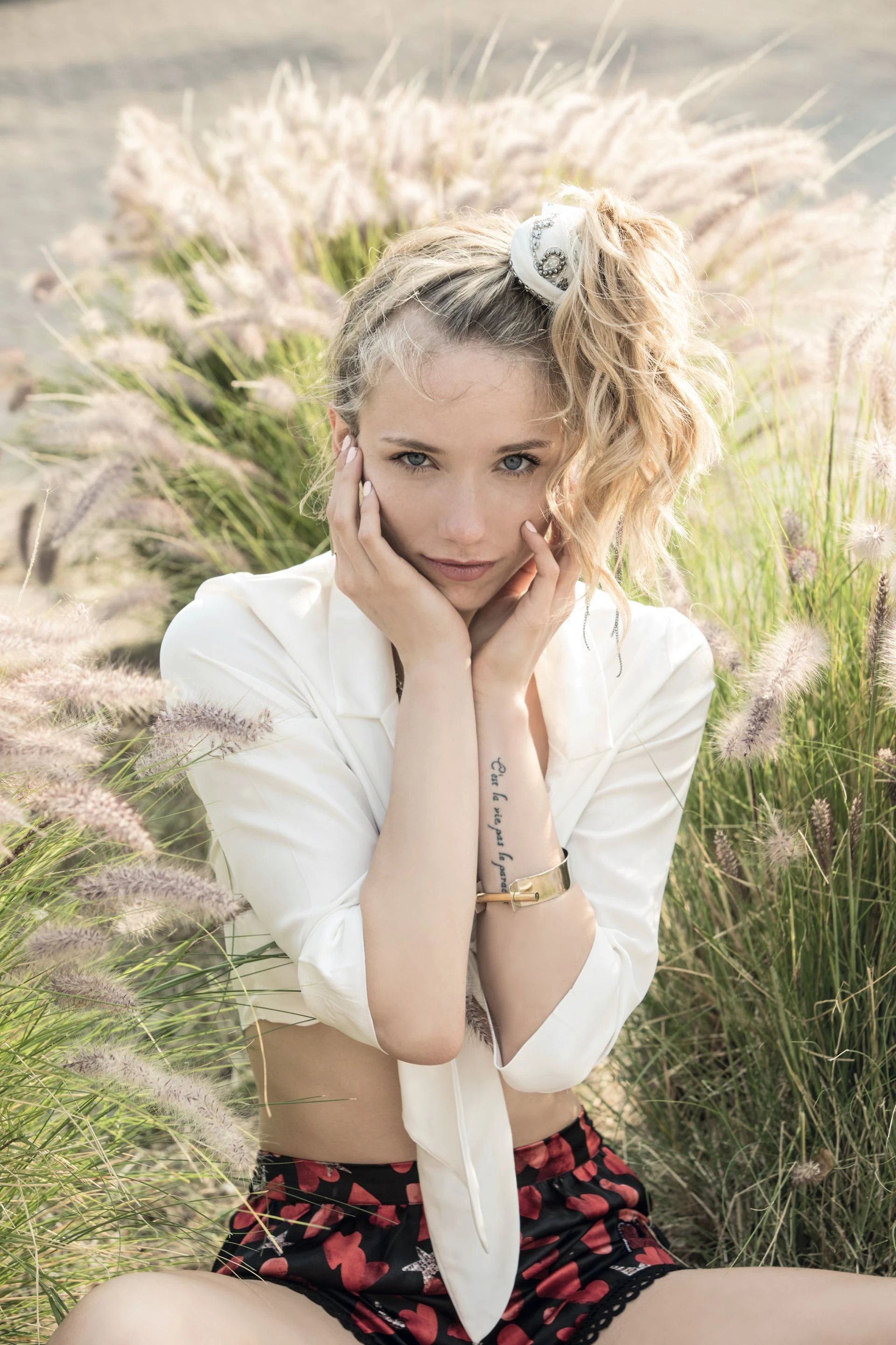 Camisa anudada (Yagmour) y short de satén.Foto Fernando Venegas/ Para Ti