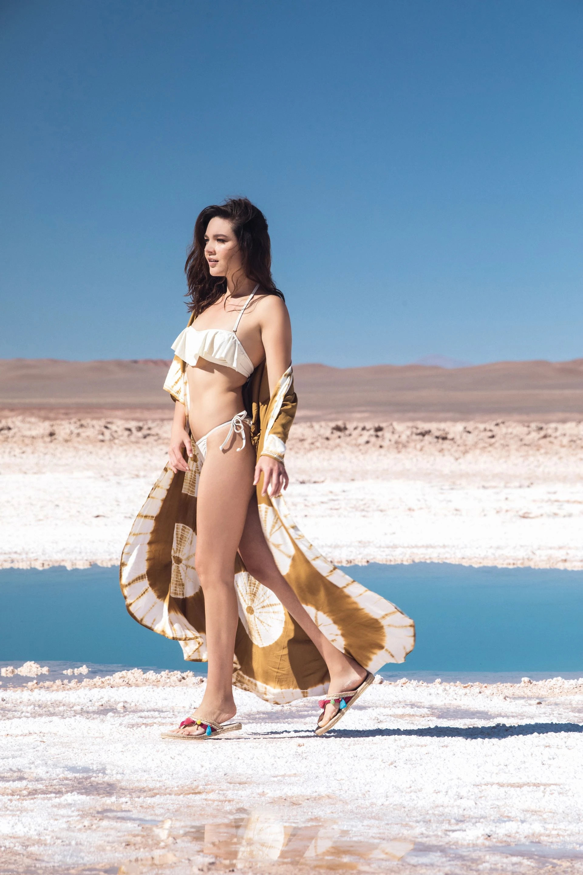 Kimono largo batik ($ 3.900, Rapsodia), bikini ($ 2.448, Class Life) y chatas ($ 2.200, Lali Ramírez). Fotos: Fernando Venegas/ Para Ti