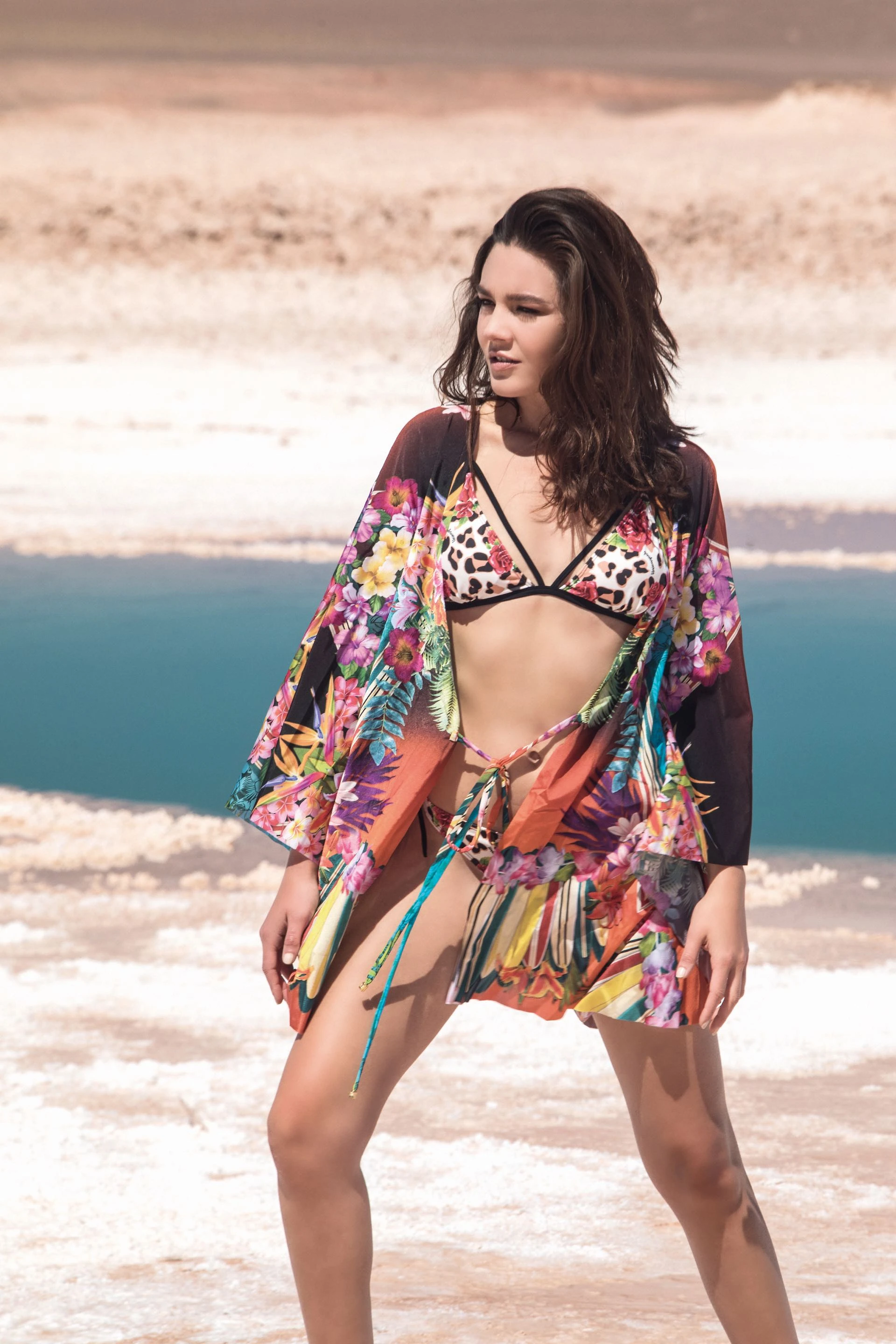 Kimono corto ($ 2.790, Class Life) y bikini con flores ($ 950, Union Good). Fotos: Fernando Venegas/ Para Ti