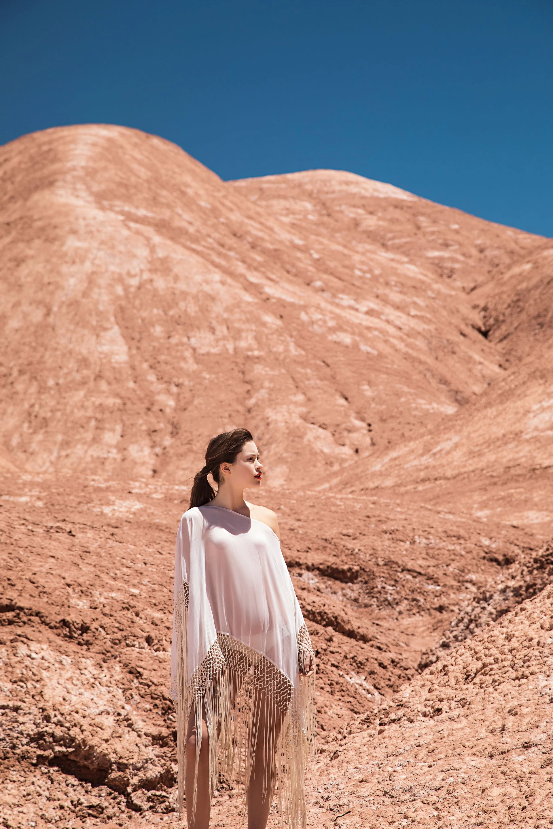 Poncho de gasa con flecos de seda ($ 3.000, Sathya by Mónica Sokolovsky). Foto Fernando Venegas/ Para Ti