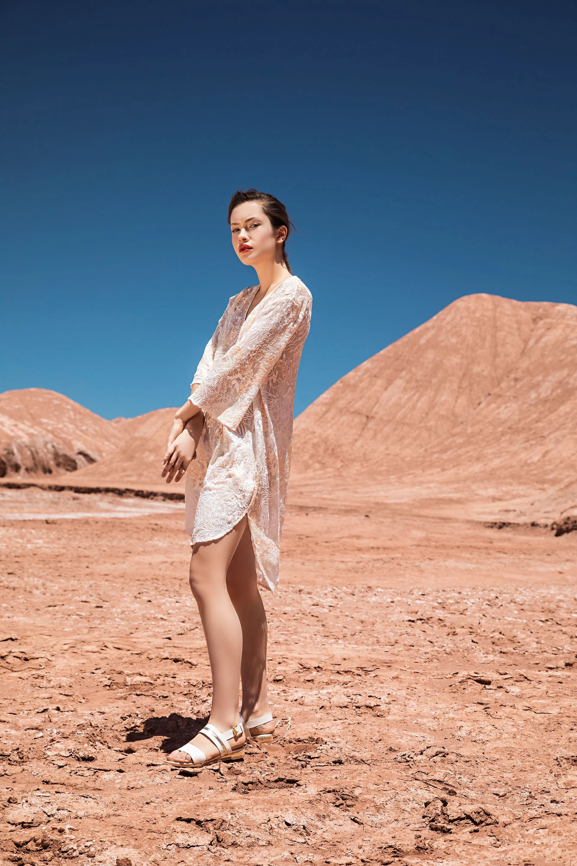 Túnica corta con bordado ($ 3.600, Vitamina) y sandalias ($ 1.150, XL Extra Large). Foto Fernando Venegas/ Para Ti