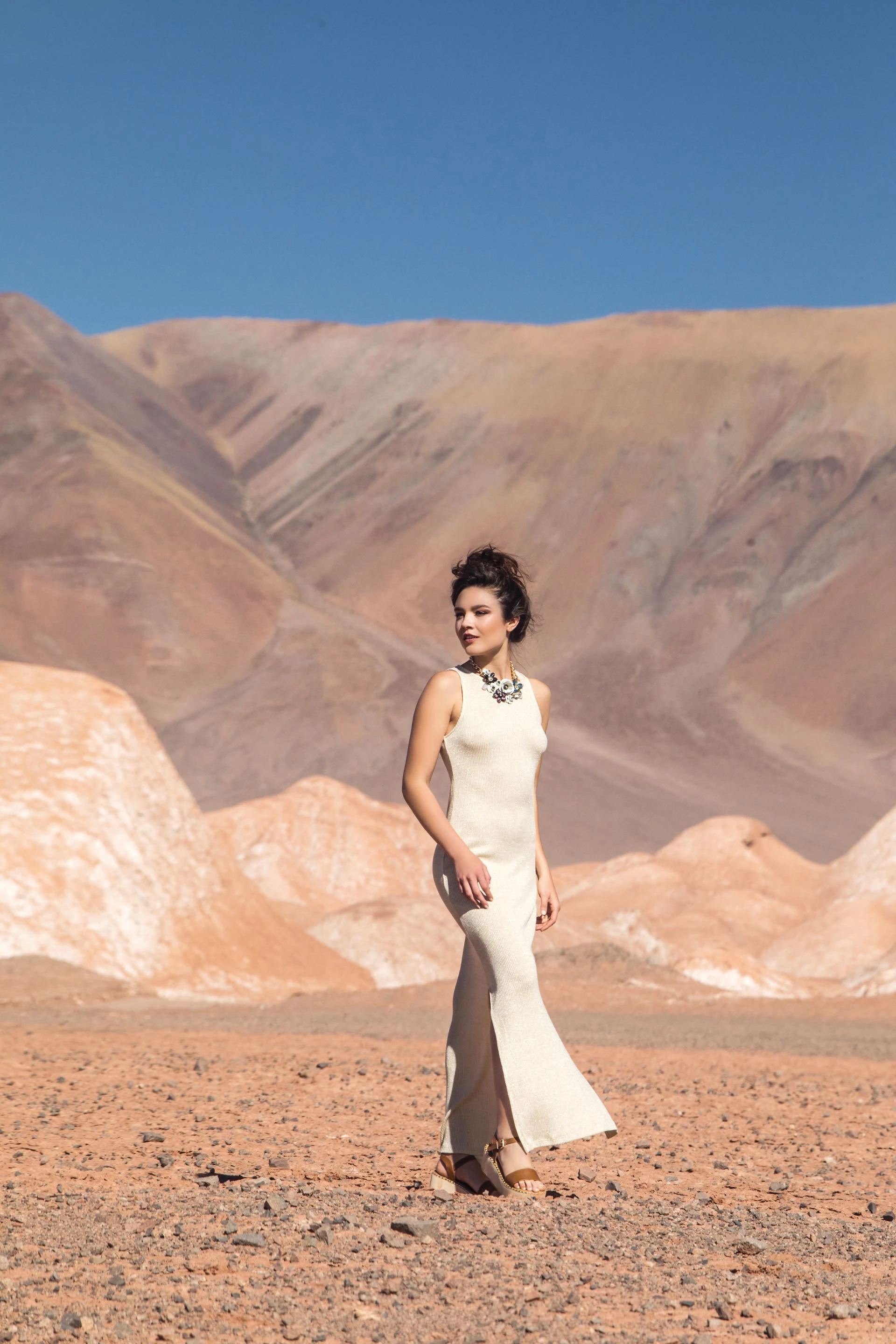 Maxivestido con tajo lateral ($ 2.290, Las Pepas), plataformas ($ 1.100, XL Extra Large ) y collar ($ 1.300, Vitamina). Foto Fernando Venegas/ Para Ti