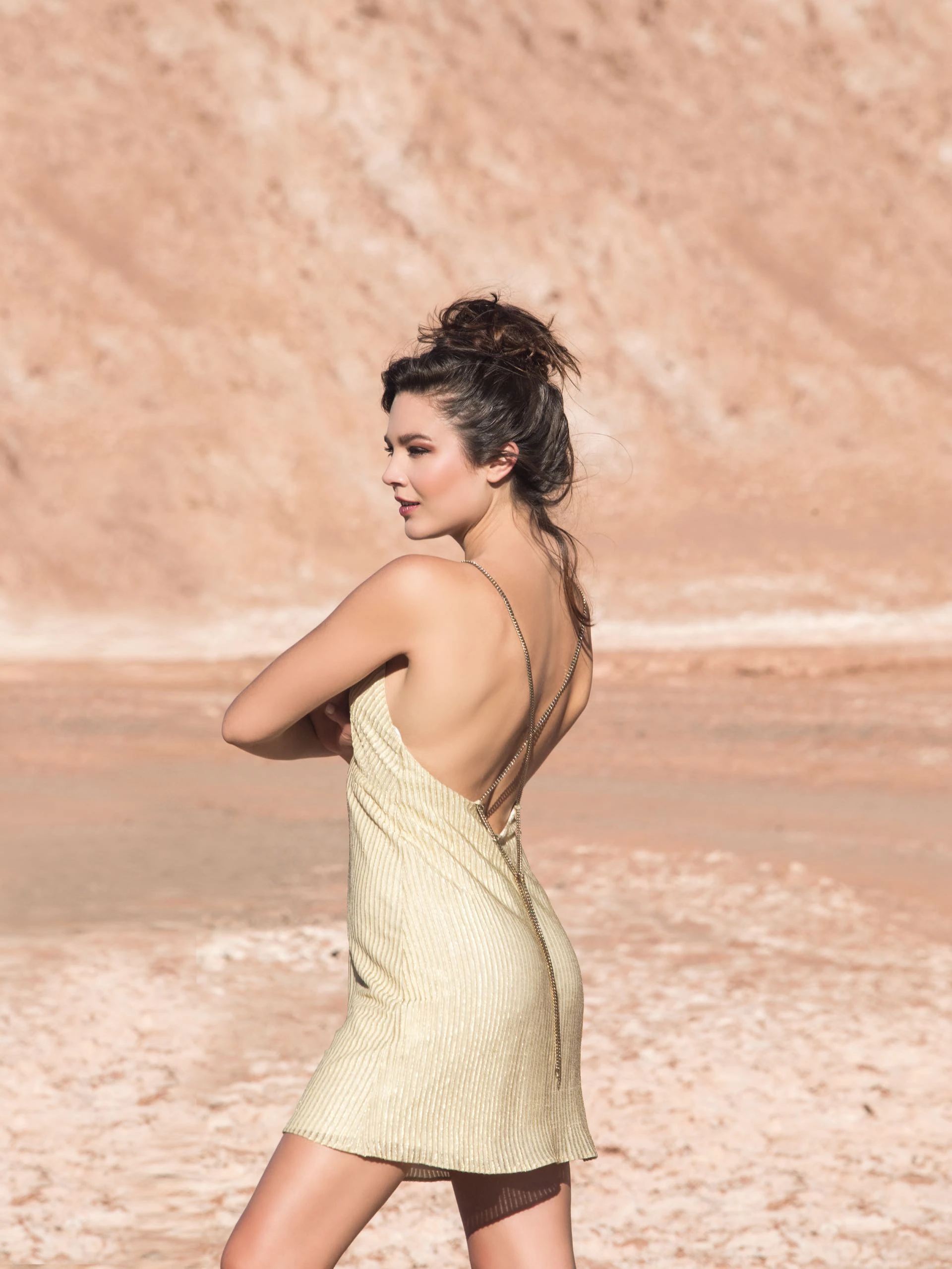 Vestido de lúrex con breteles cruzados de cadena ($ 3.900, Uma).Foto Fernando Venegas/ Para Ti