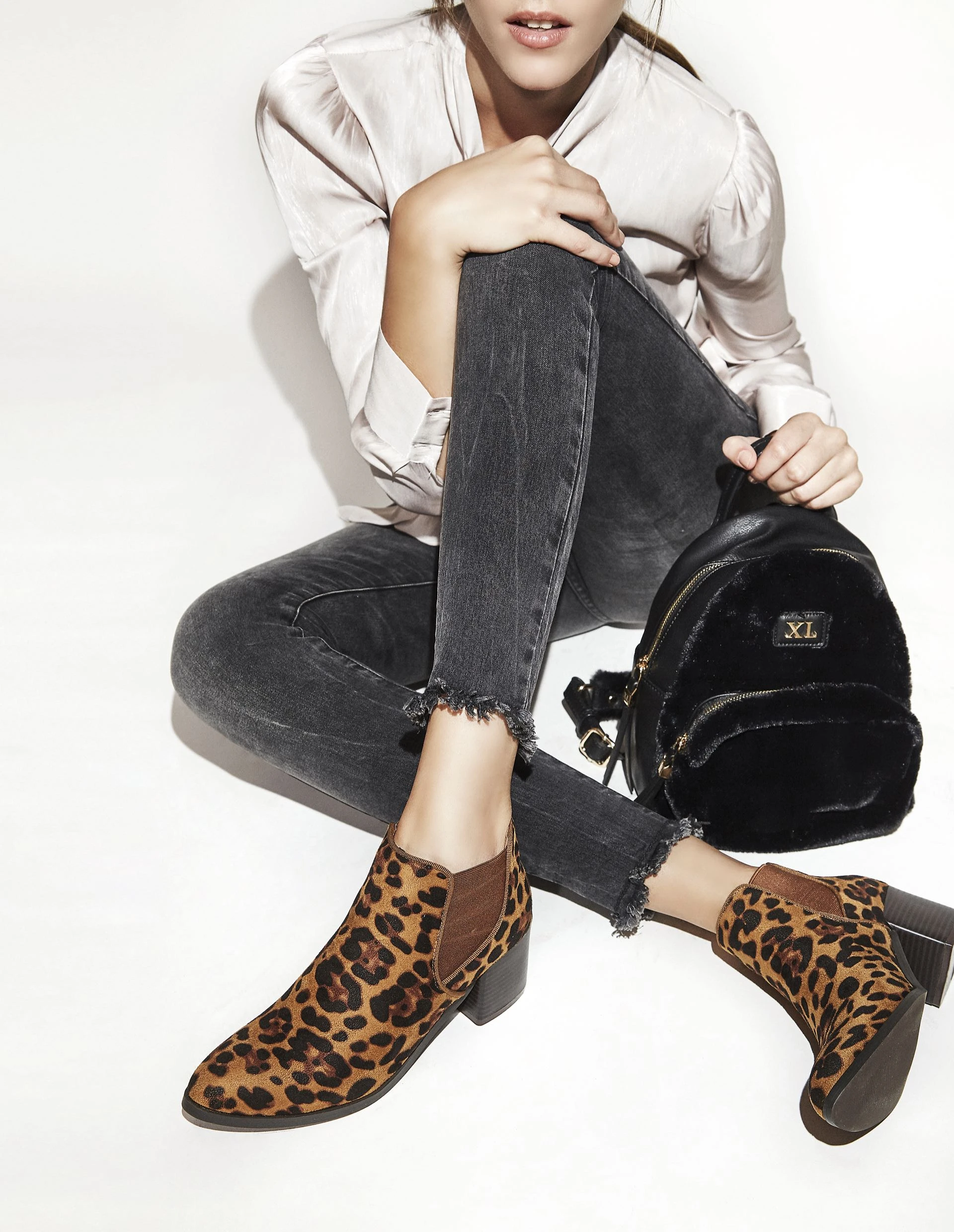 Estampa salvaje. Bota con estampa de leopardo y mochila con bolsillo a la vista ($ 1.790 y $ 1.490, XL Extra Large), jean chupín y blusa con lazo ($ 2.300 y $ 2.700, Rapsodia). Fotos: Chino Toccalino/ Para Ti 