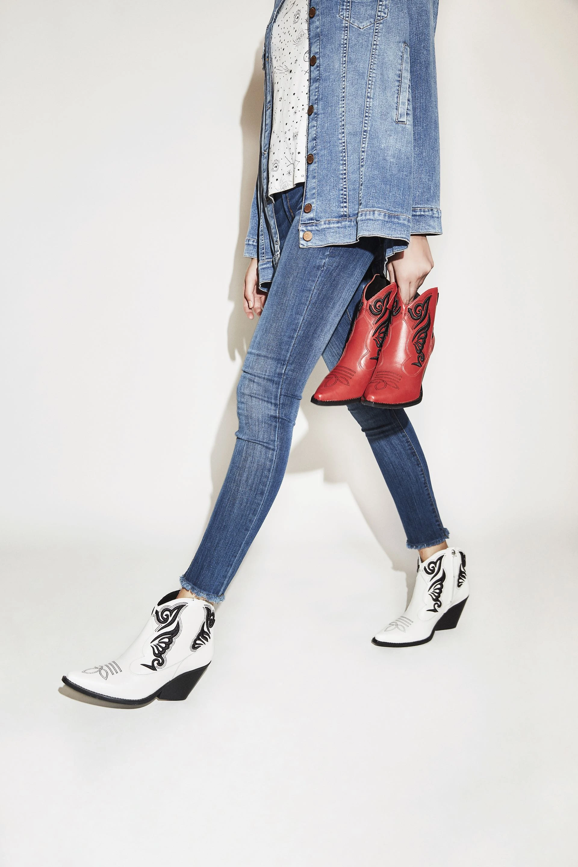 Espíritu texano. Botas de cuero ($ 6.849 c/u, Paruolo), remera estampada ($ 649, Yagmour), jean chupín y campera de denim ($ 3.800 y $ 3.200, Vitamina). Fotos: Chino Toccalino/ Para Ti 