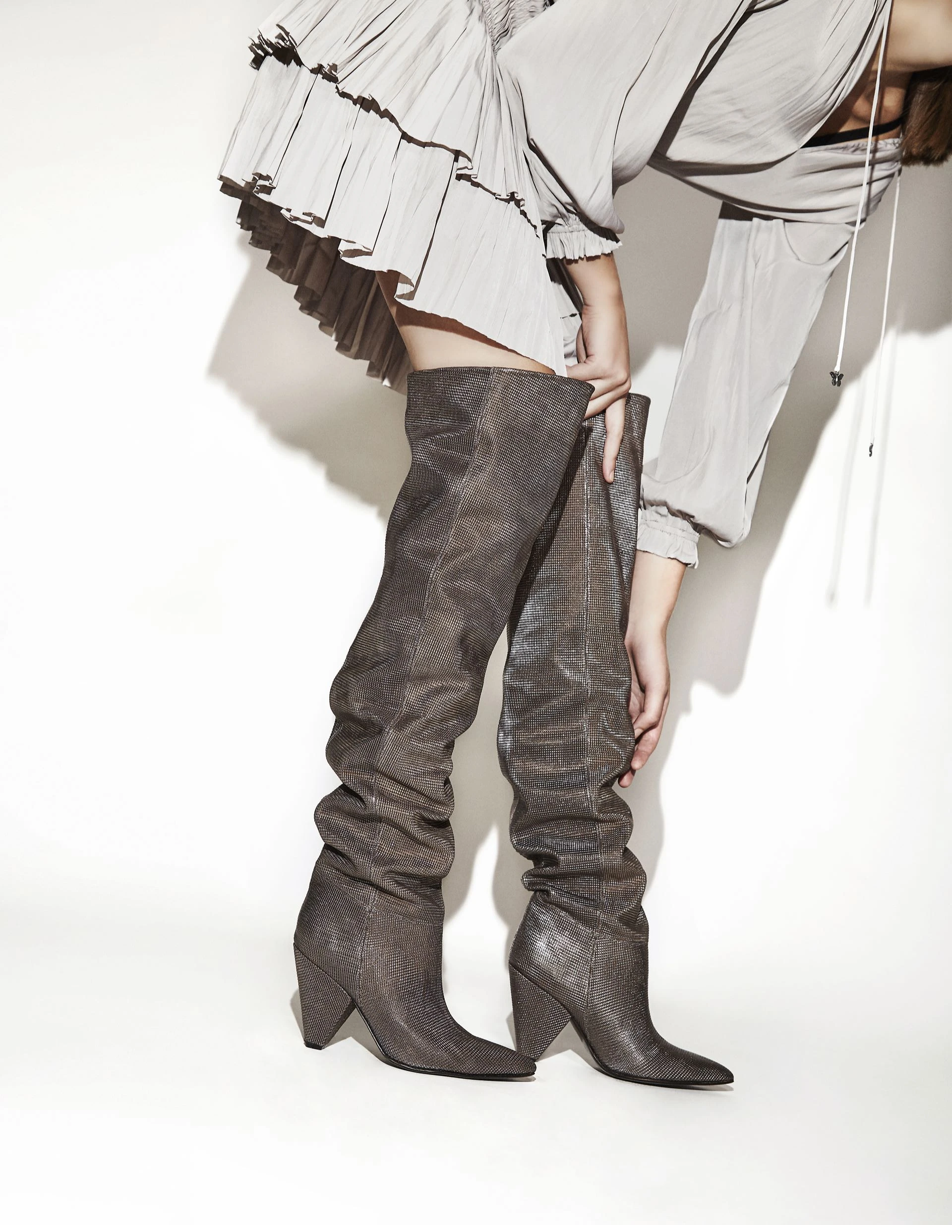 METAL NIGHT.Bucanera metalizada ($ 8.500, Saverio Di Ricci) y vestido plisado ($ 4.600, Rapsodia). Fotos: Chino Toccalino/ Para Ti 