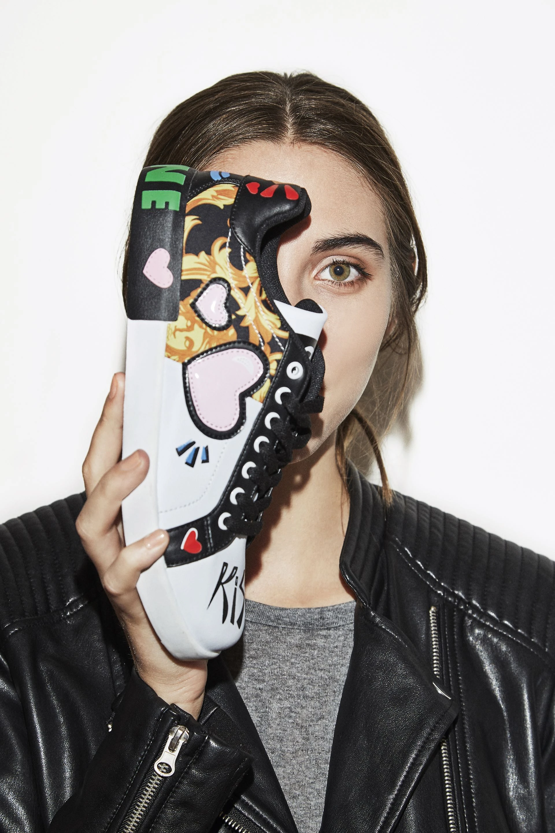 Grafiti urbano. Zapatillas estampadas ($ 1.625, Citadina), campera símil cuero ($ 1.899, Yagmour) y remera de algodón.Fotos: Chino Toccalino/ Para Ti 