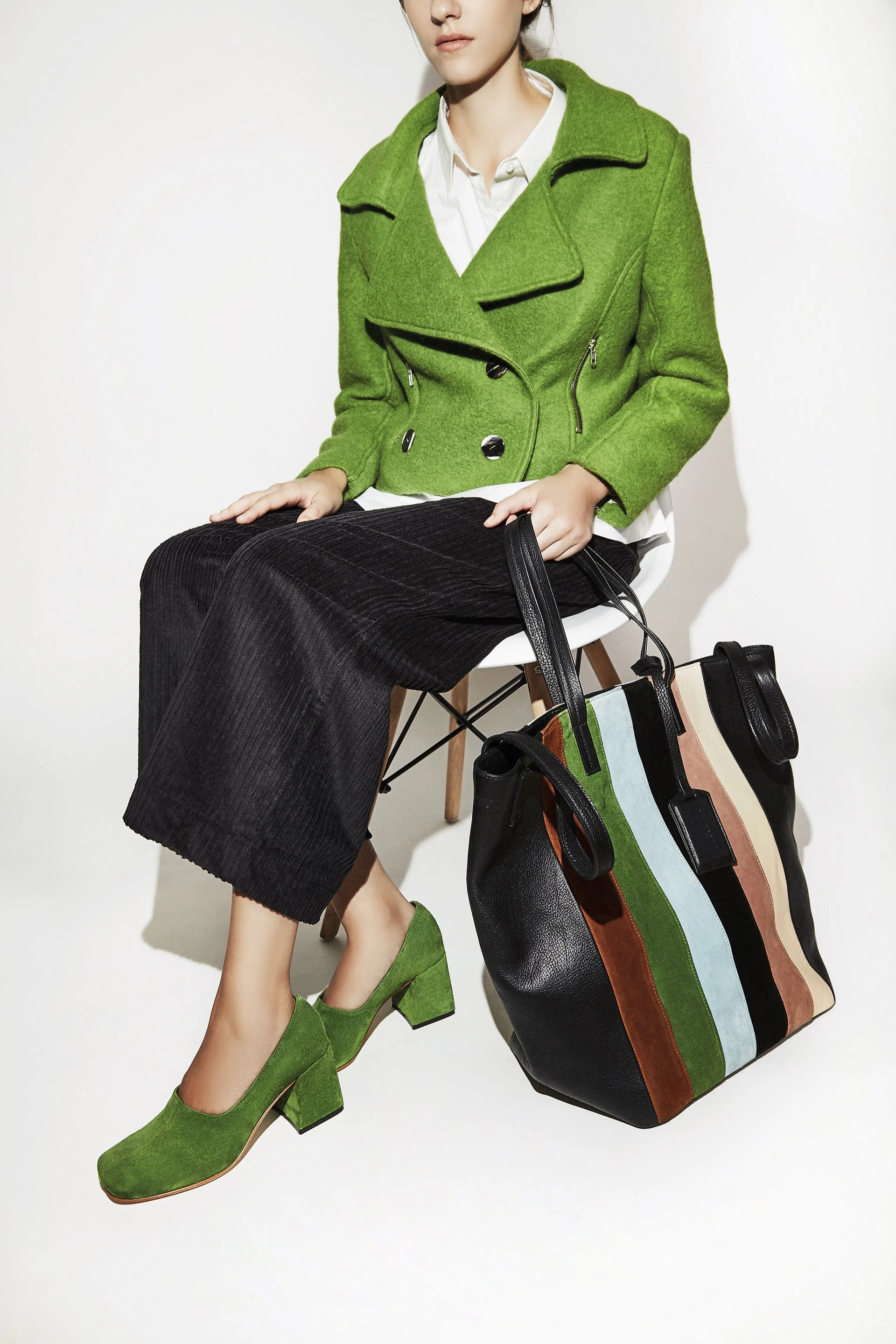 Onda retro. Zapatos de gamuza con taco cuadrado, pantalón de corderoy, camisa, chaqueta de paño y bolso de cuero rayado ($ 8.680, $ 2.980, $ 2.640, $ 4.820 y $ 6.540, Mishka). Fotos: Chino Toccalino/ Para Ti 