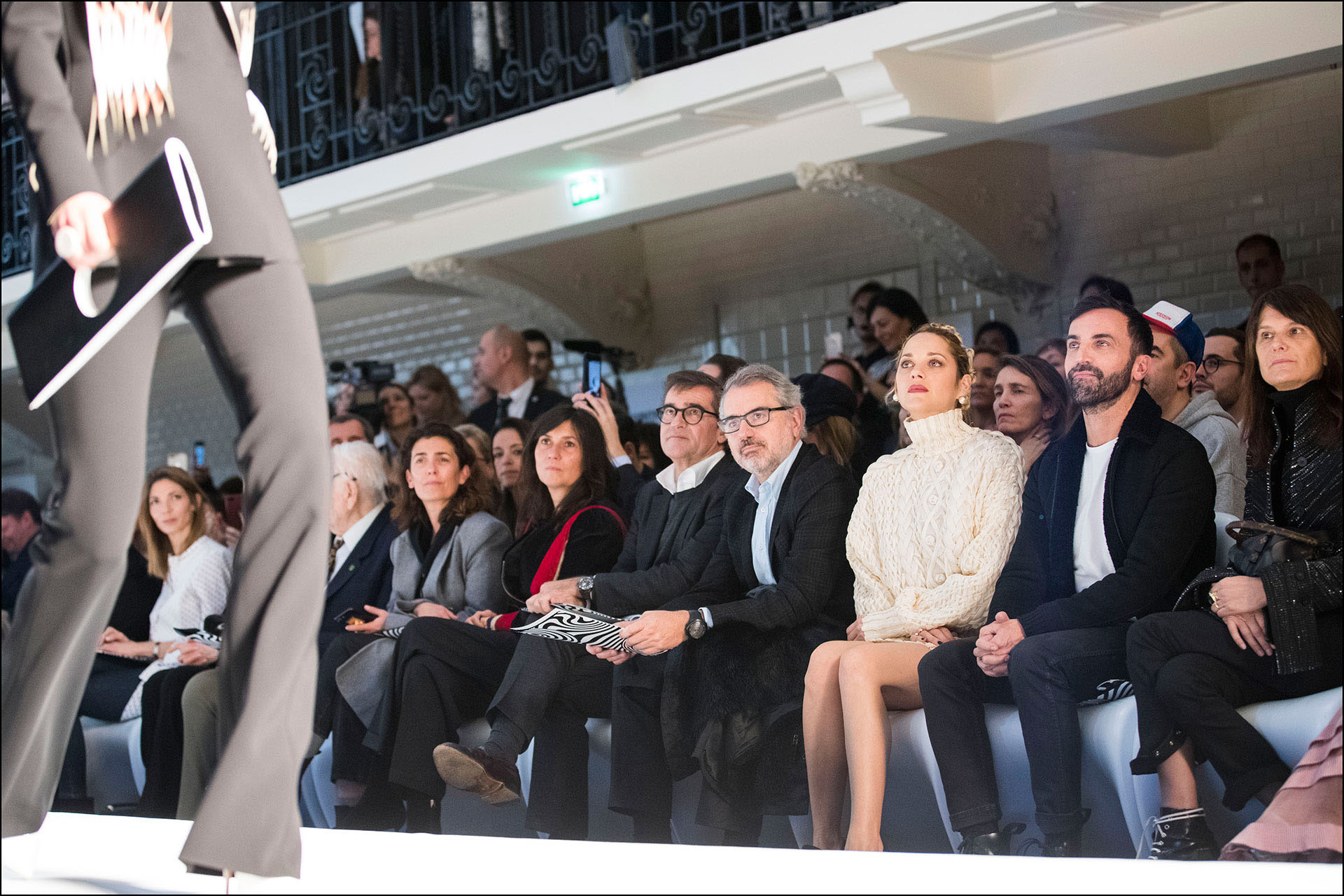 Marion Cotillard y Nicolas Ghesquiere en primera fila disfrutando de la nueva colección de Jean Paul Gaultier.