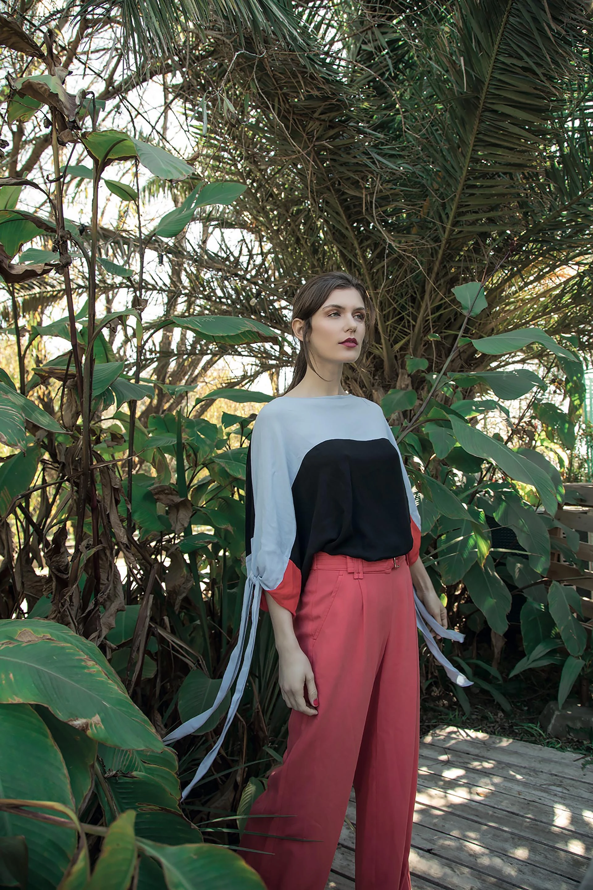 Remera tricolor (Mariana Dappiano) y pantalón ancho ($ 2.690, Carmela Chaval). Foto Fernando Venegas/ Para Ti