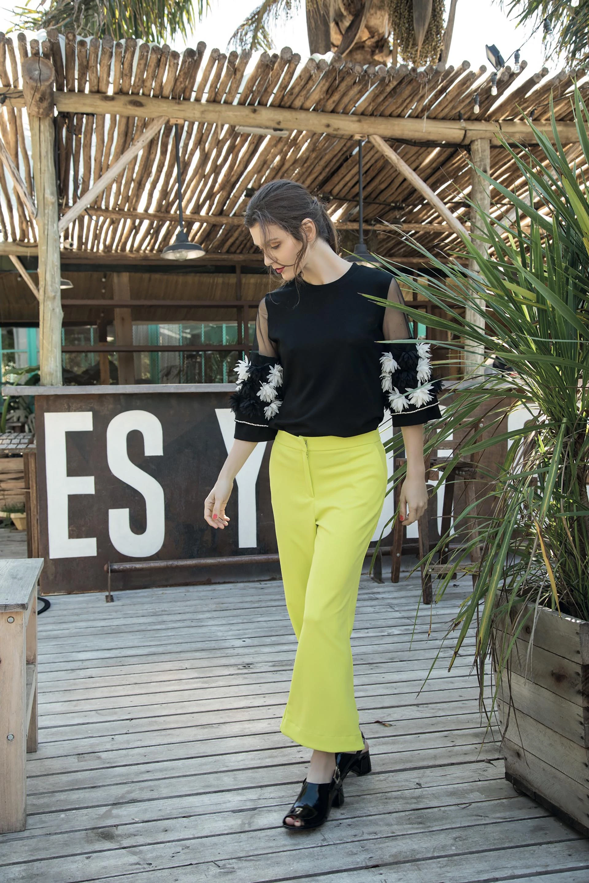 Remera con mangas estampadas ($ 3.980, Brava), pantalón ($ 1.980, Tucci) y sandalias de charol ($ 4.780, Mishka). Foto Fernando Venegas/ Para Ti