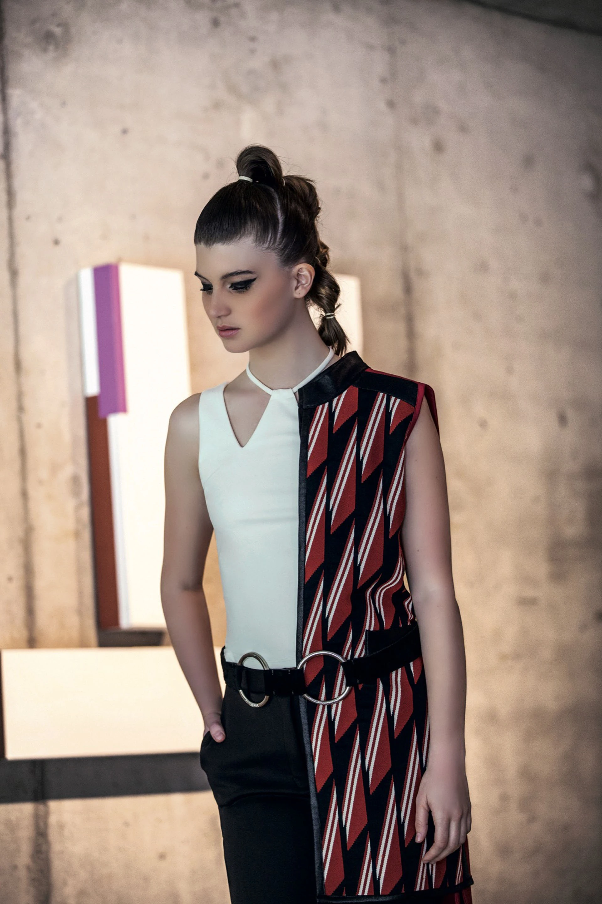 Top cut out ($ 1.200, Uma), pantalón satinado ($ 2.600, Nous Etudions), chaleco asimétrico ($ 3.980, Vevû) y cinto con argollas ($ 1.400, Vitamina).