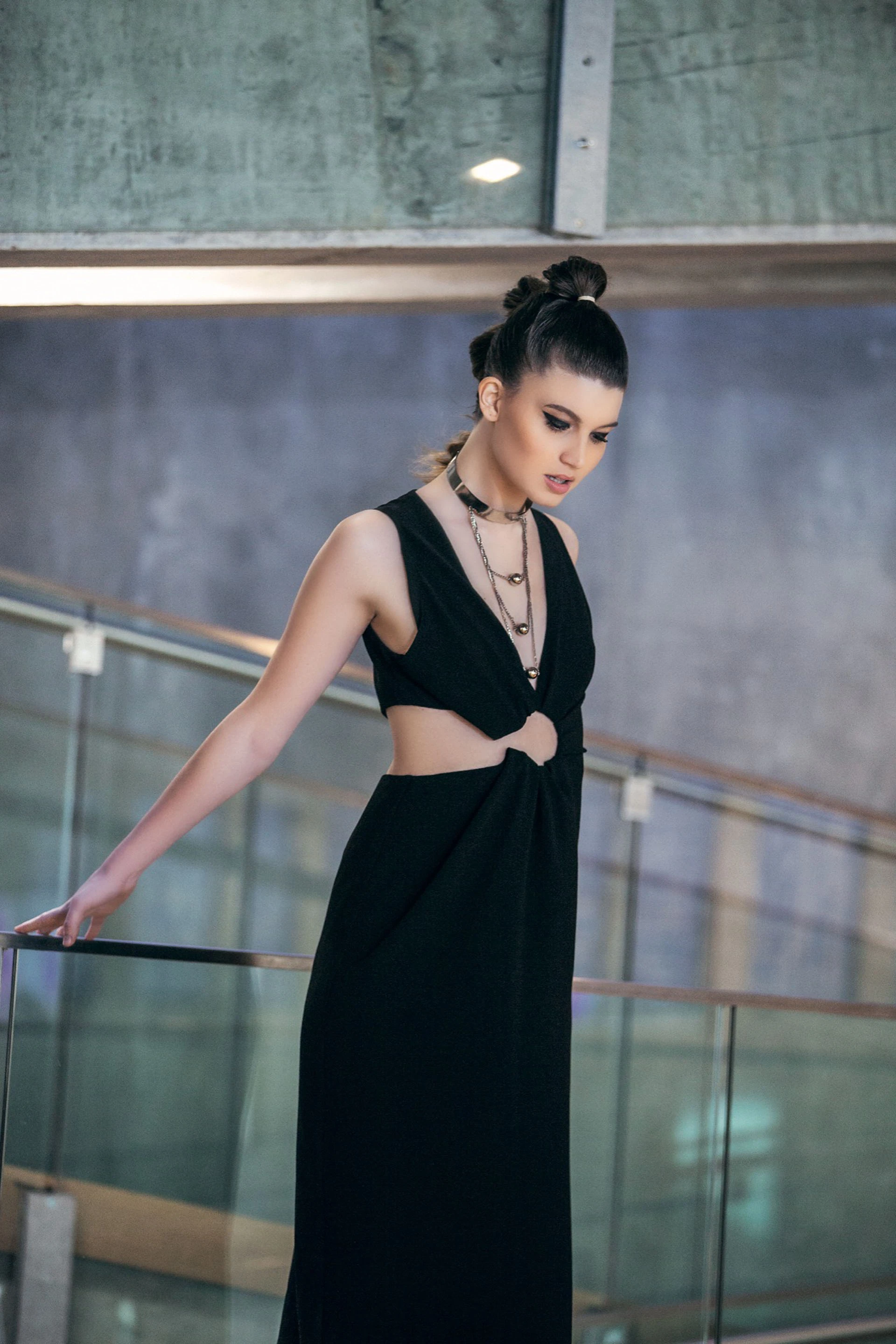 Vestido con recorte ($ 3.700, Uma) y collar ( $ 900, Mai Cassal). Foto Chino Toccalino/ Para Ti