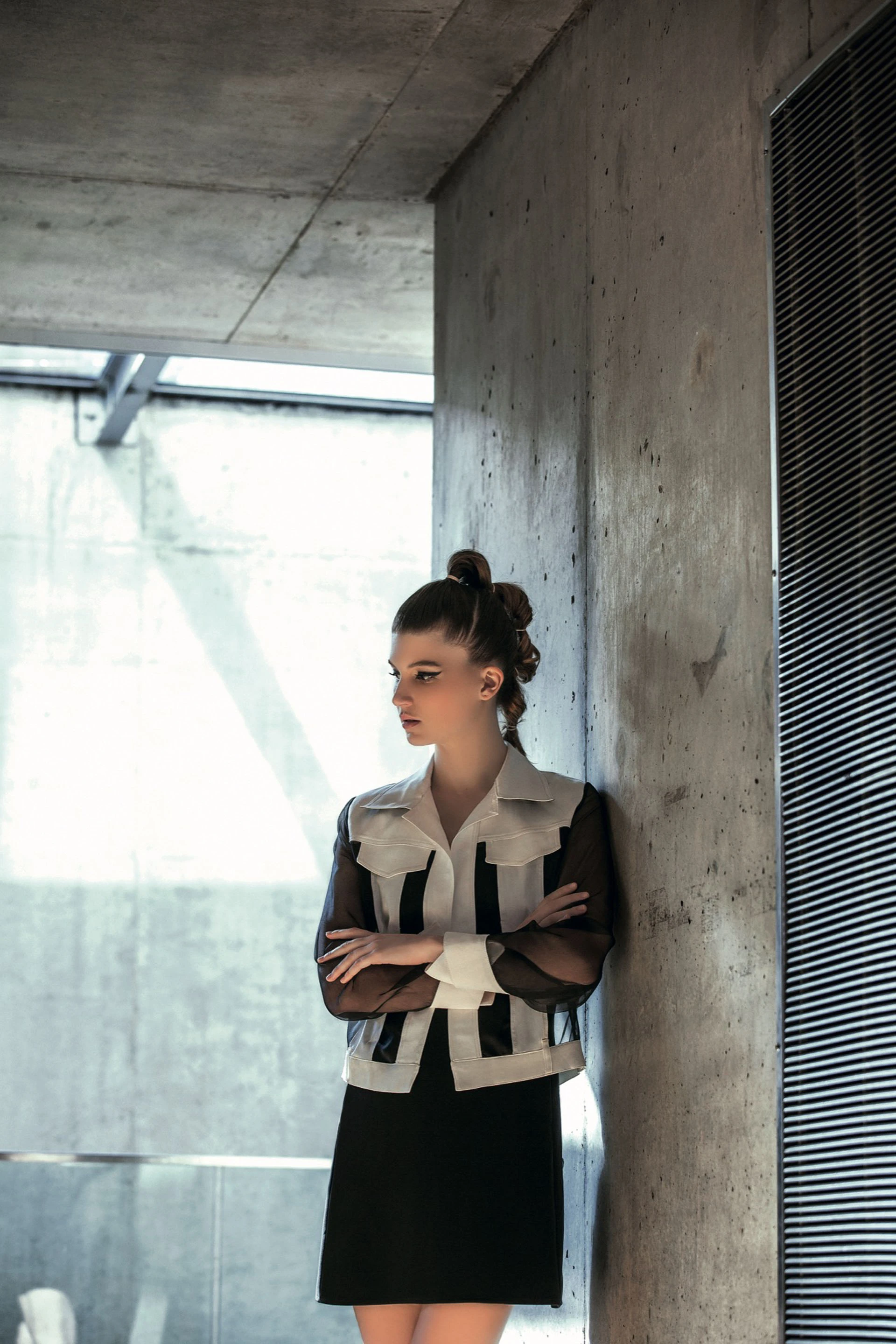 Chaqueta con líneas de cuero ($ 3.990, Allô Martínez) y vestido (Mishka).  Top asimétrico ($ 1.800, Nous Etudions), falda portafolio ($ 2.950, Vevû) y aro ($ 400, Mai Cassal).  Foto Chino Toccalino/ Para Ti