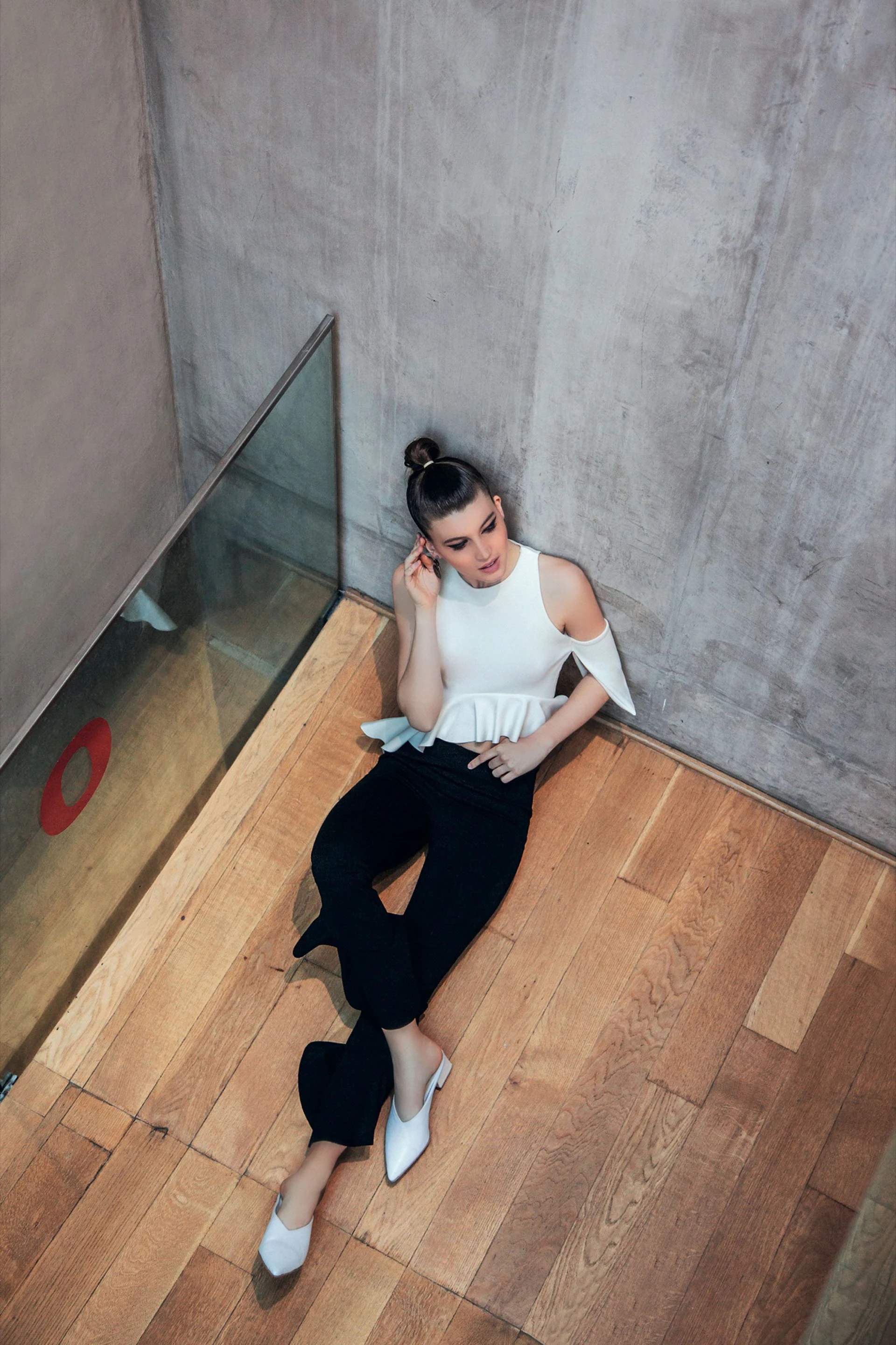 Top de hombros descubiertos ($ 2.200, Nous Etudions), pantalón con volados ($ 1.290, Basement), zapatos en punta ($ 2.900, a pie) y aros ($ 420, Perfectos Dragones).