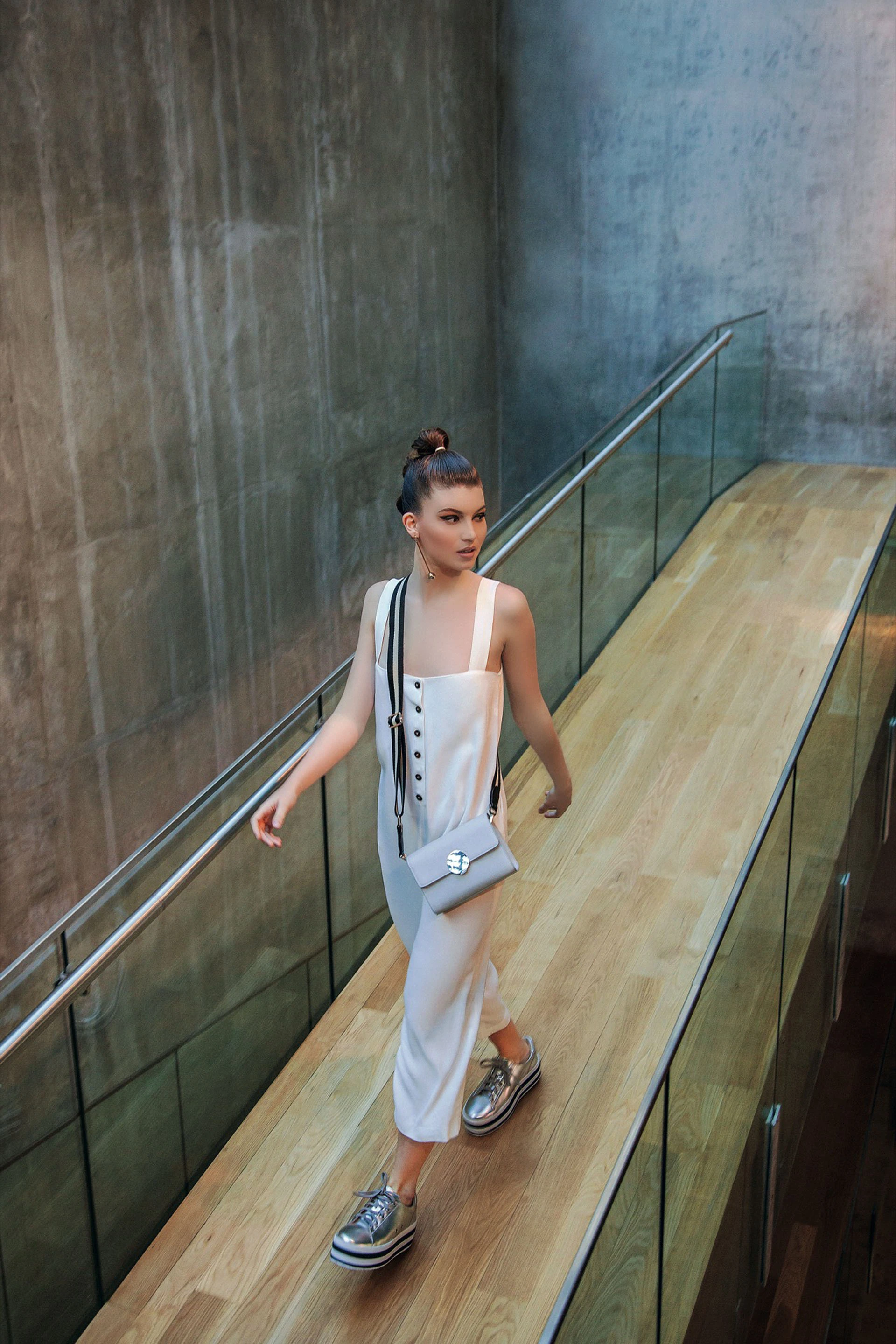 Mono con botones ($ 2.885, AY Not Dead), mini bag ($ 1.400, a pie), zapatillas metalizadas con plataforma ($ 2.990, Prüne) y aro ($ 950, Uma).