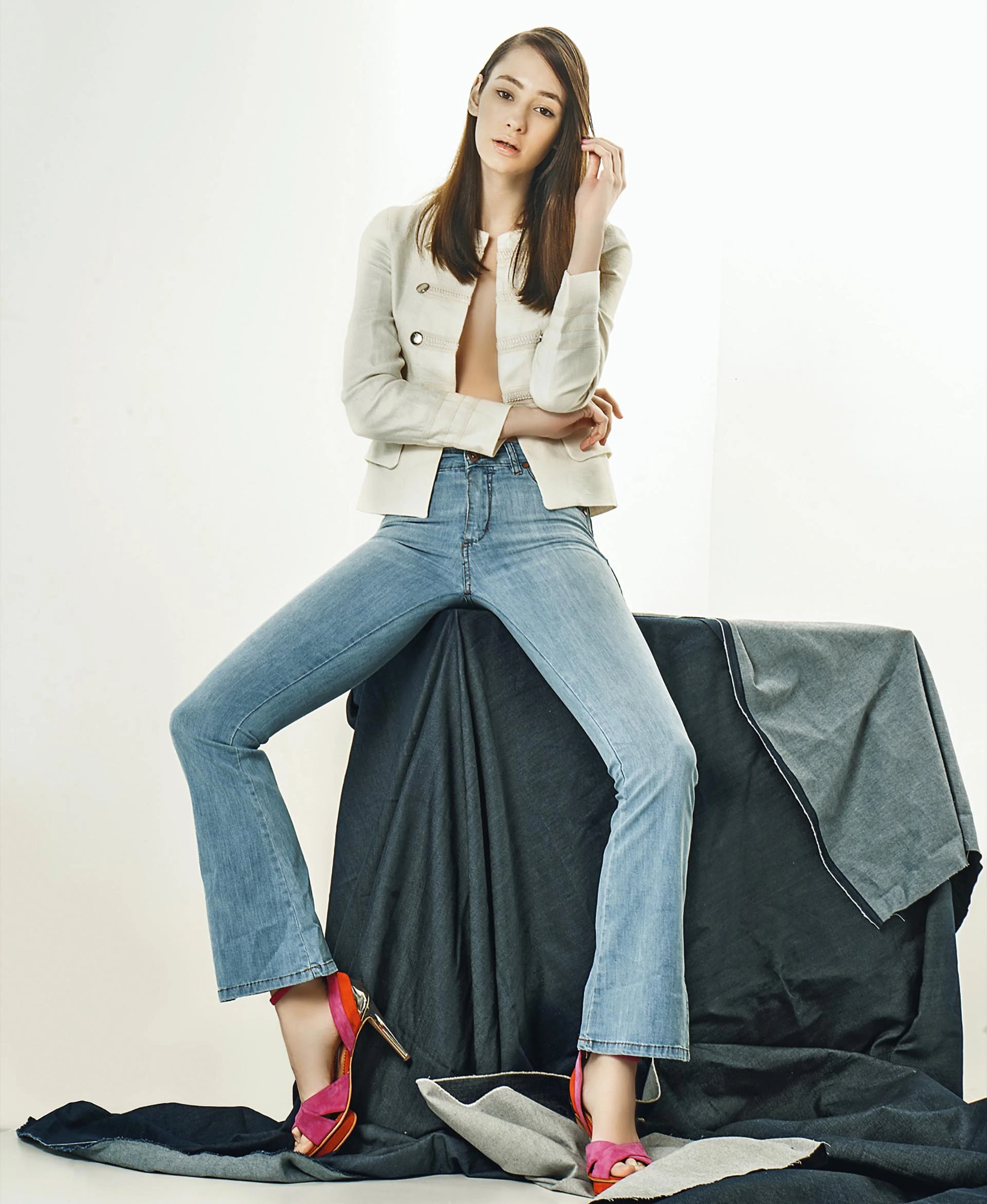 Casaca militar ($ 3.800, Zhoue), jean Oxford ($ 1.000, Asthenia) y sandalias con tiras ($ 6.250, Valdez). Foto Juan Jauregui/ Para Ti