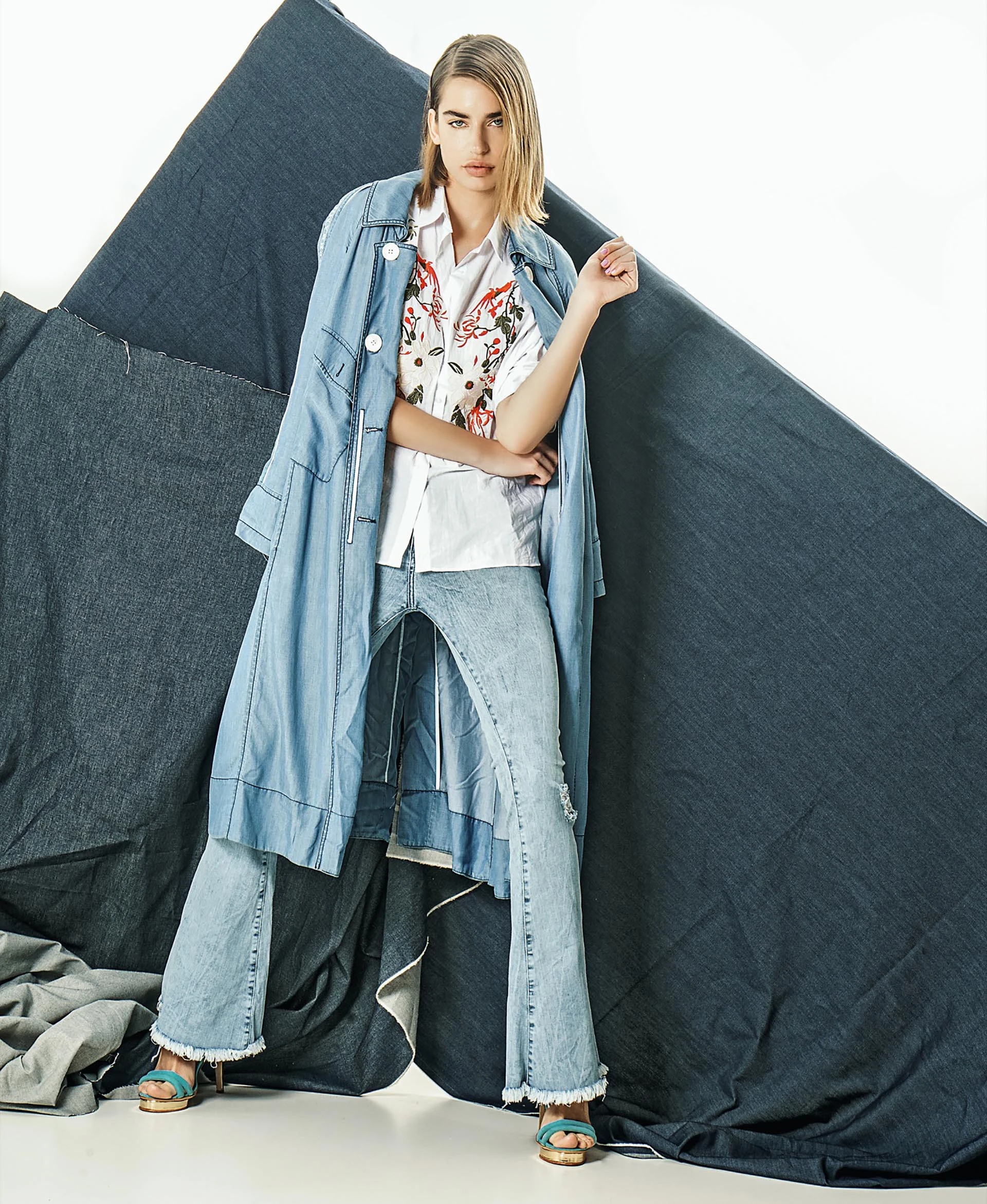 Trench de denim ($ 5.800, Perramus), camisa con bordado ($ 999, Yagmour), pantalón Oxford con roturas ($ 1.590, Koxis) y sandalias de gamuza con tiras ($ 6.150, Valdez).Foto Juan Jauregui/ Para Ti