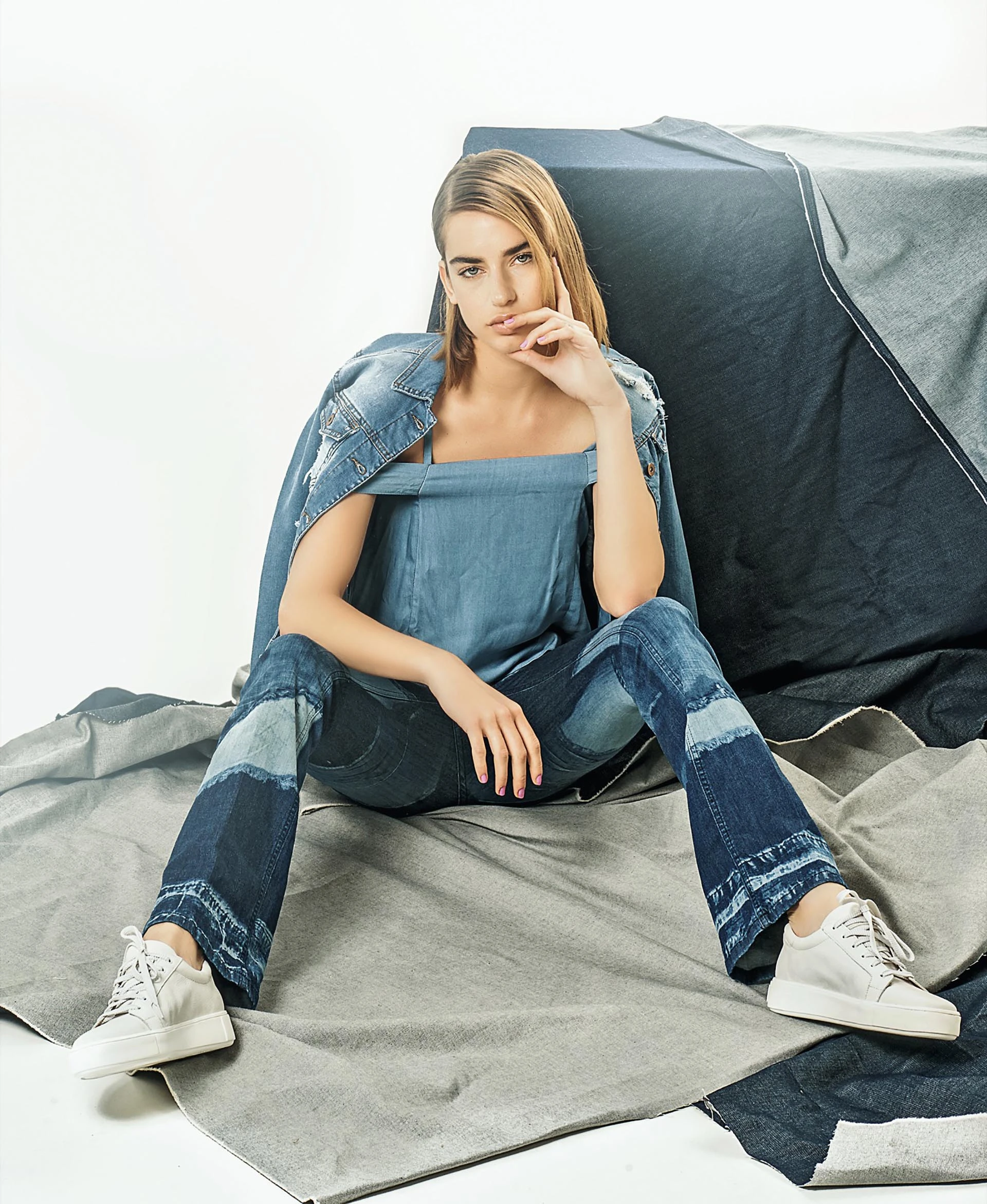 Campera de denim con roturas ($ 1.100, Asthenia), top símil denim ($ 695, Koxis), pantalón Oxford con patchwork ($ 1.795, Ossira) y zapatillas de cuero con bordado ($ 2.310, Heyas). Foto Juan Jauregui/ Para Ti