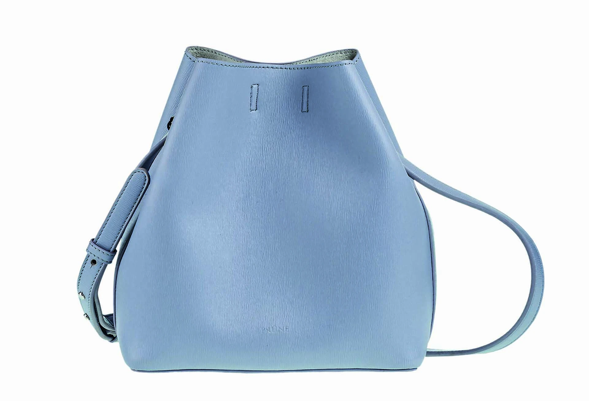 Bandolera de símil cuero ($ 1.170, Prüne).