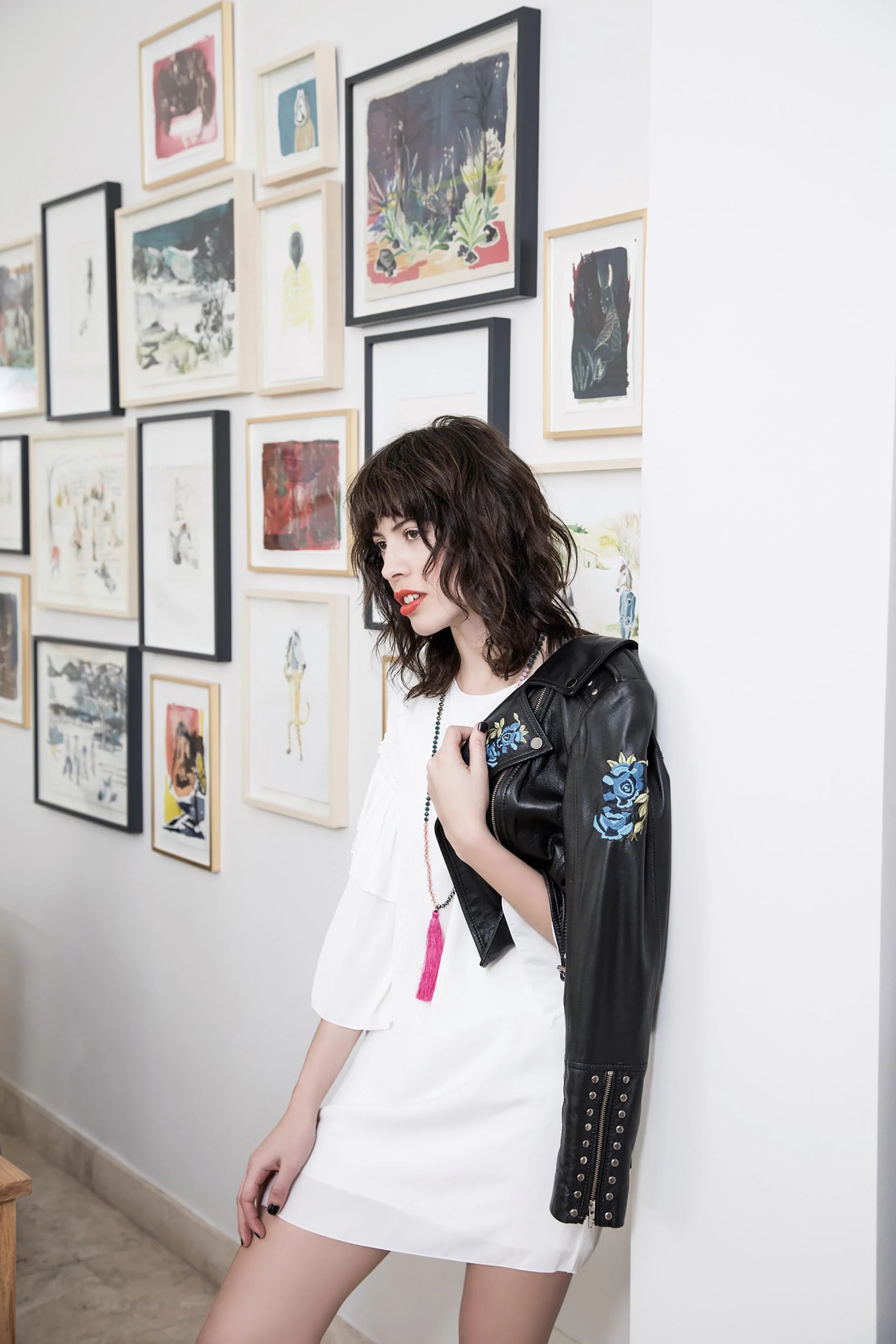 Vestido de mangas ¾ con capas de volados ($ 2.800, Tucci), campera de cuero con bordados de flores ($ 13.800, Uma) y collar ($ 490, Rapsodia). Foto Fernando Venegas/ Para Ti