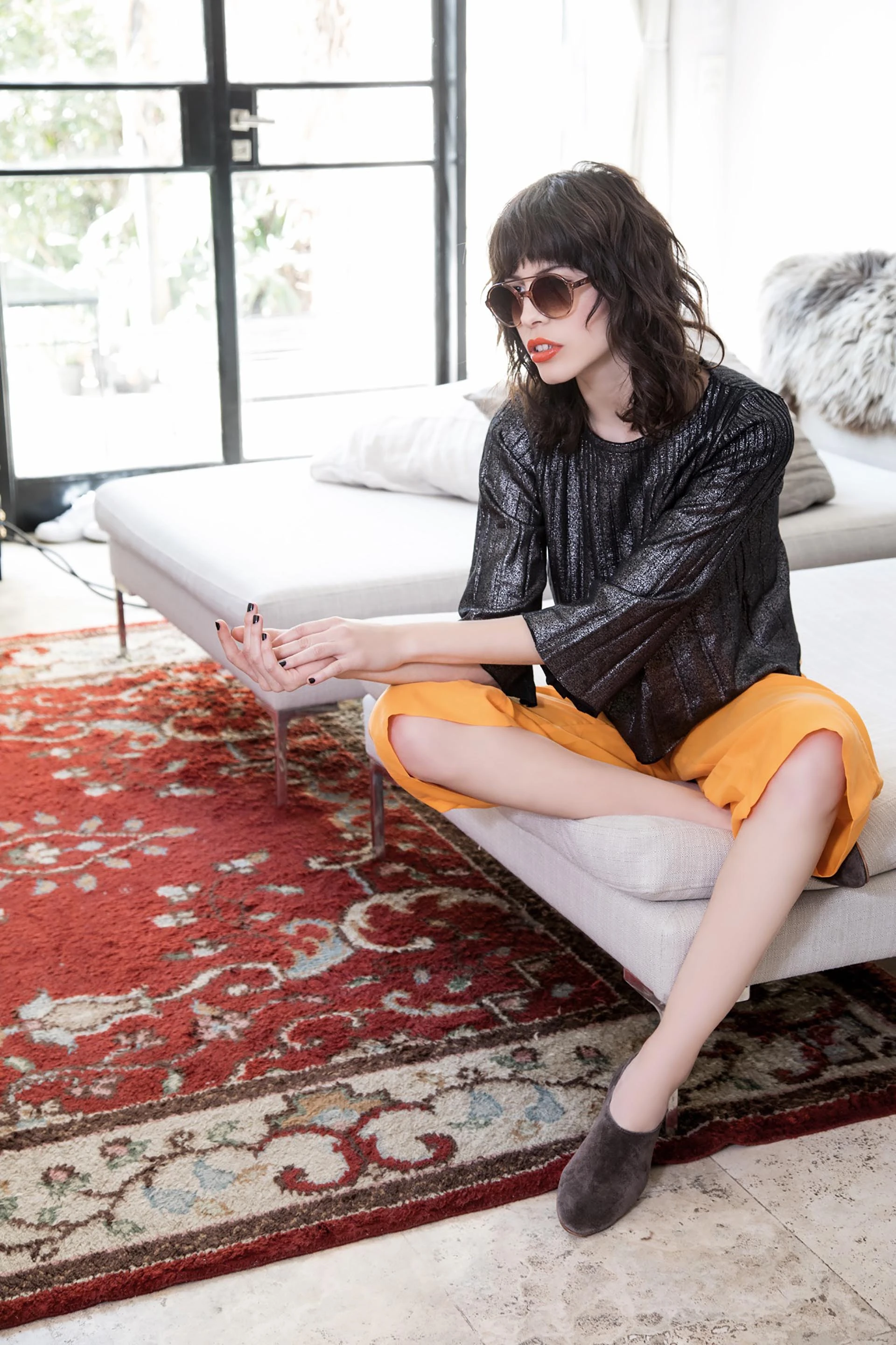 Suéter metalizado ($ 3.300, Julieta Cardinali para Clara Ibarguren), pantalón capri ancho ($ 3.245, AY Not Dead), chatas de gamuza ($ 1.400, Viamo) y anteojos de sol (Reef by Ranieri). Foto Fernando Venegas/ Para Ti 