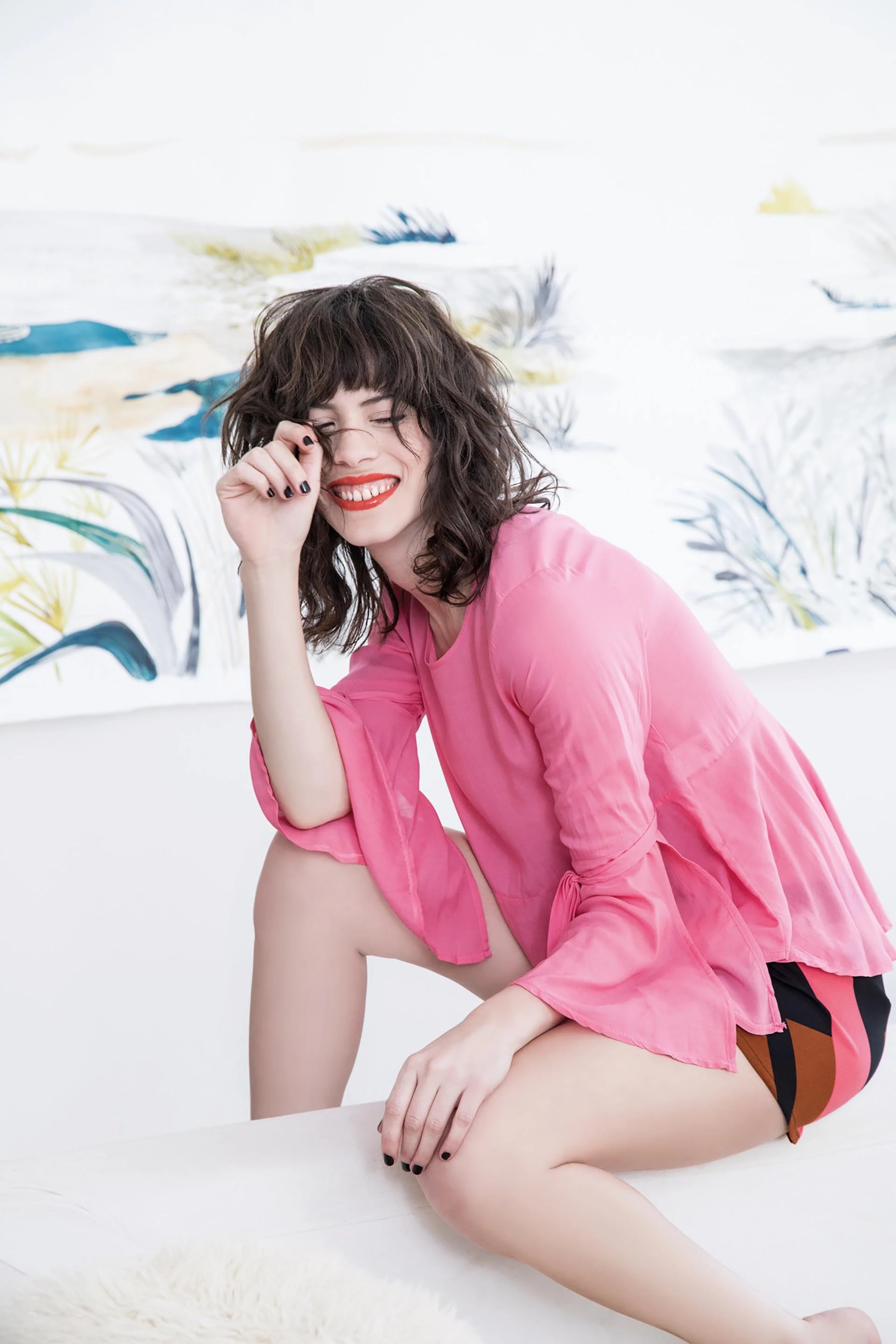 Blusa de mangas largas con tiras ($ 990, Basement) y short estampado ($ 1.900, Vitamina). Foto Fernando Venegas/ Para Ti