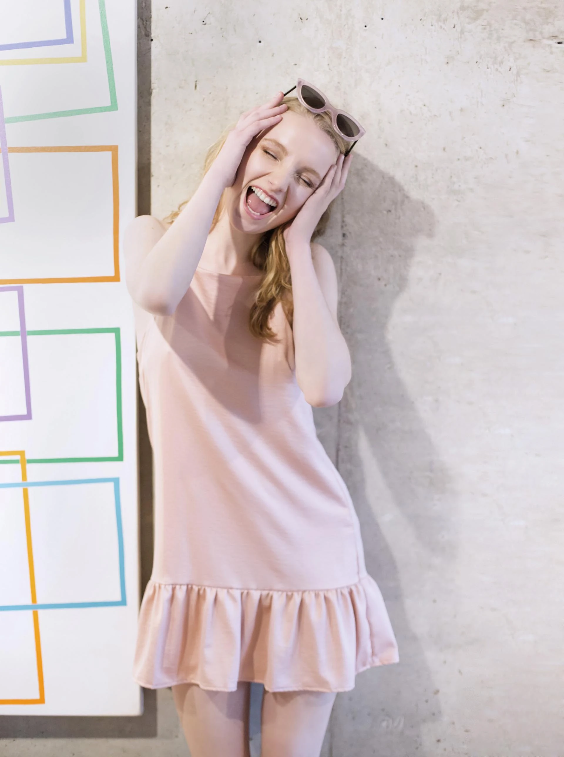 Vestido corto de seda ($ 1.500, Zhoue) y lentes de sol ($ 1.990, Las Pepas). Fotos Conejo Collins/Para Ti