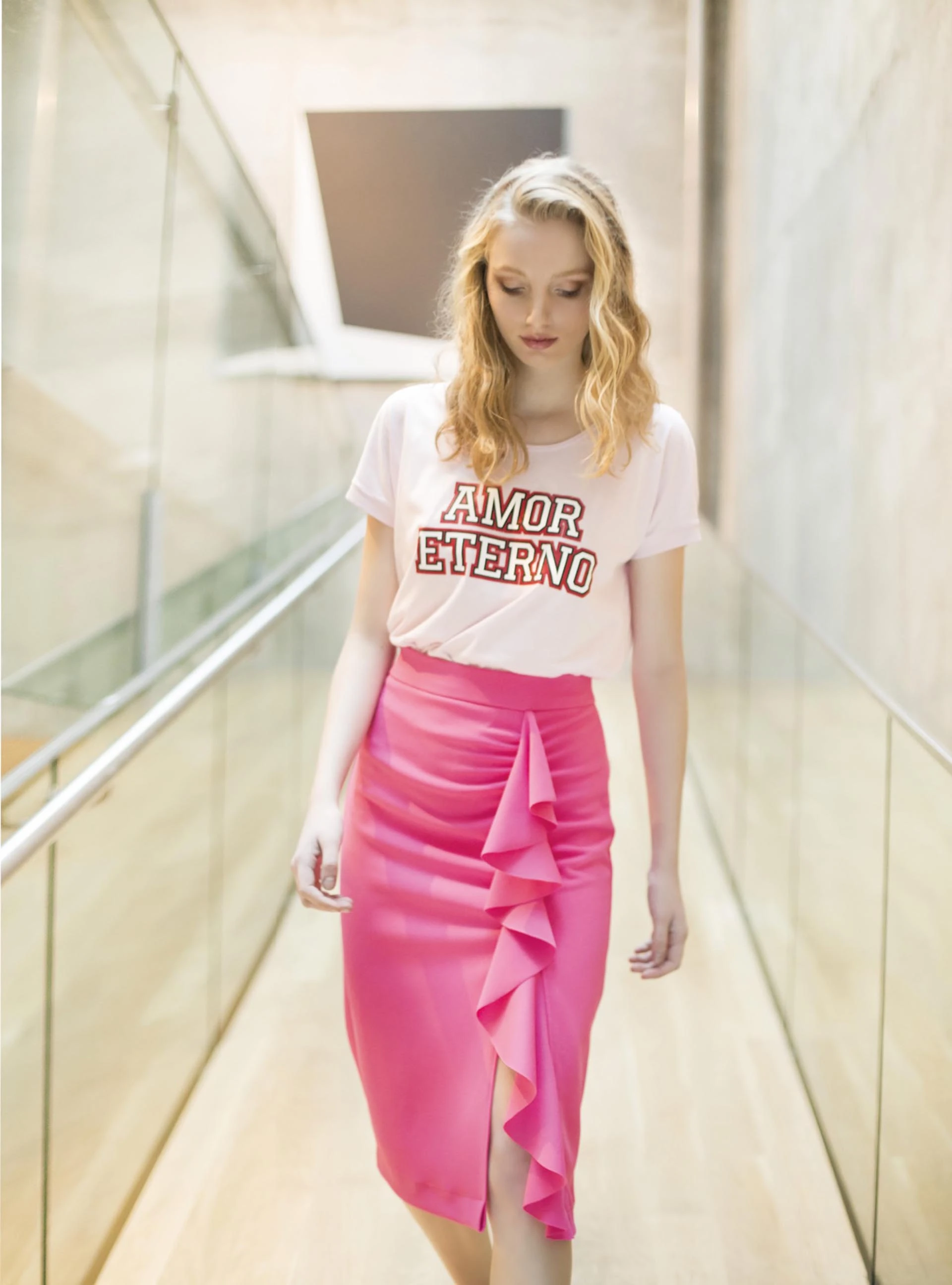 Remera de algodón con estampa ($ 690, Kosiuko) y falda midi con volados ($ 1.200, Melocotón). Fotos Conejo Collins/Para Ti