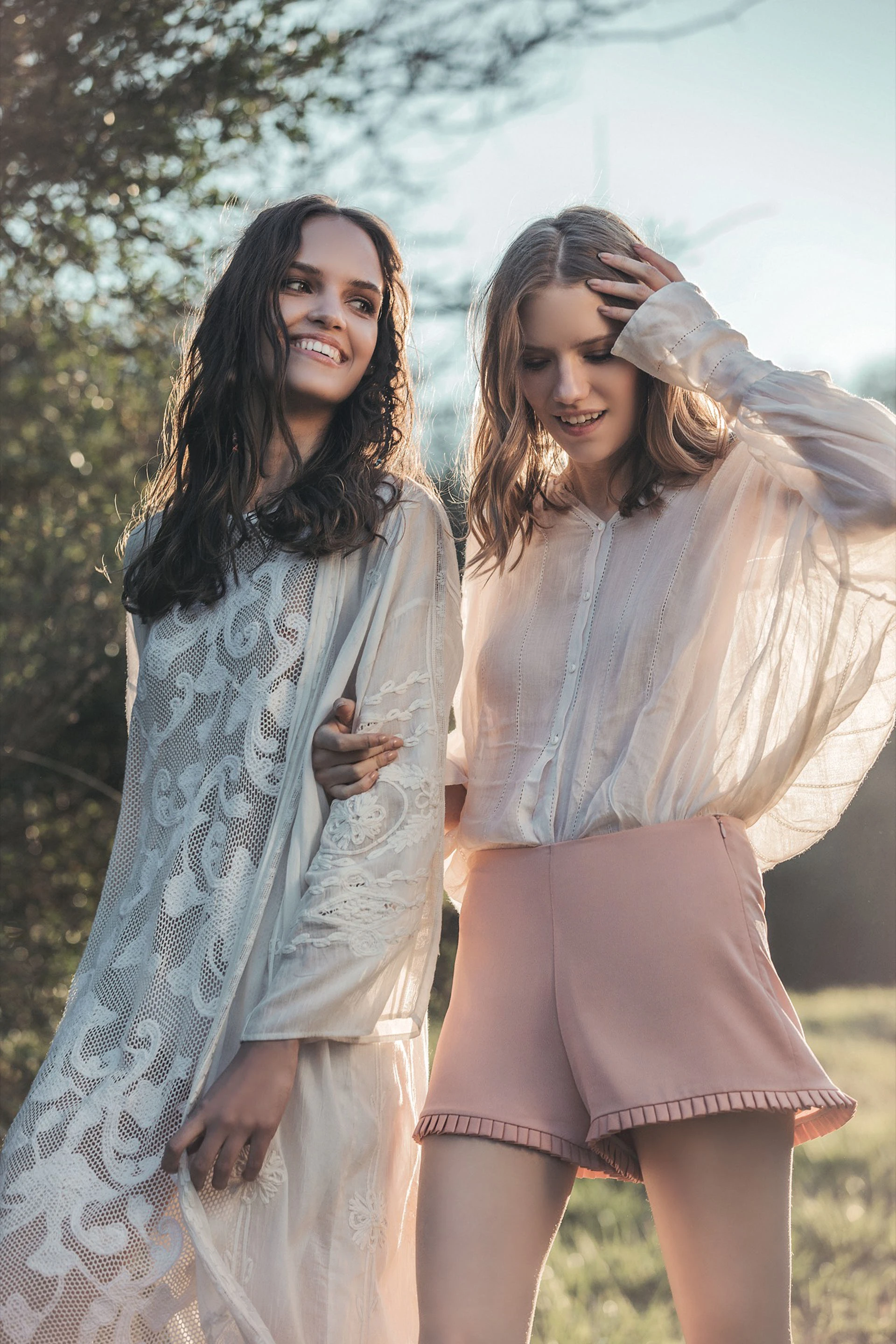 Fabri: vestido calado ($ 3.500, Rapsodia) y kimono ($ 11.600, Vero Alfie). Lola: camisa transparente ($ 2.600, Rapsodia) y shorts ($ 1.390, Las Pepas). Foto Chino Toccalino/ Para Ti
