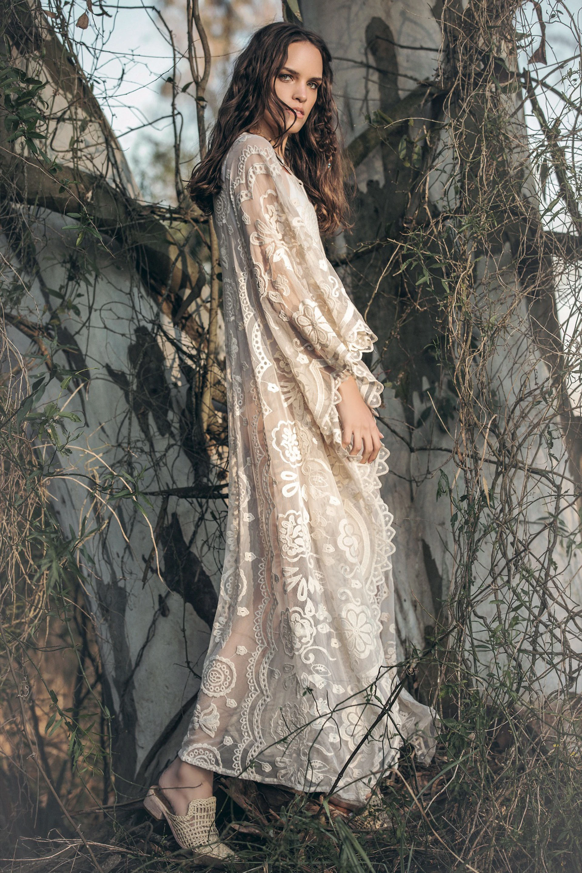 Túnica de tul bordado ($ 4.600, Rapsodia) y slippers trenzados (Uma). Foto Chino Toccalino/ Para Ti