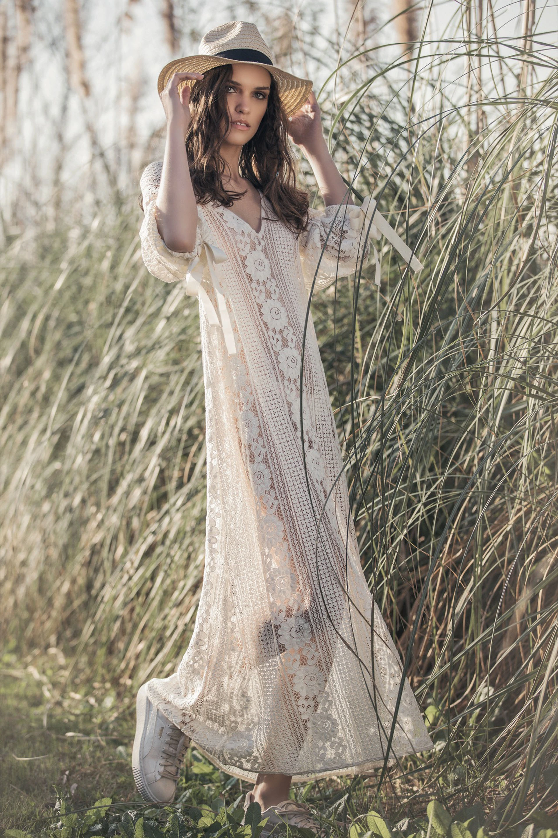 Vestido largo calado y con transparencias (47 Street) y sombrero de rafia.Túnica de tul bordado ($ 4.600, Rapsodia) y slippers trenzados (Uma). Foto Chino Toccalino/ Para Ti