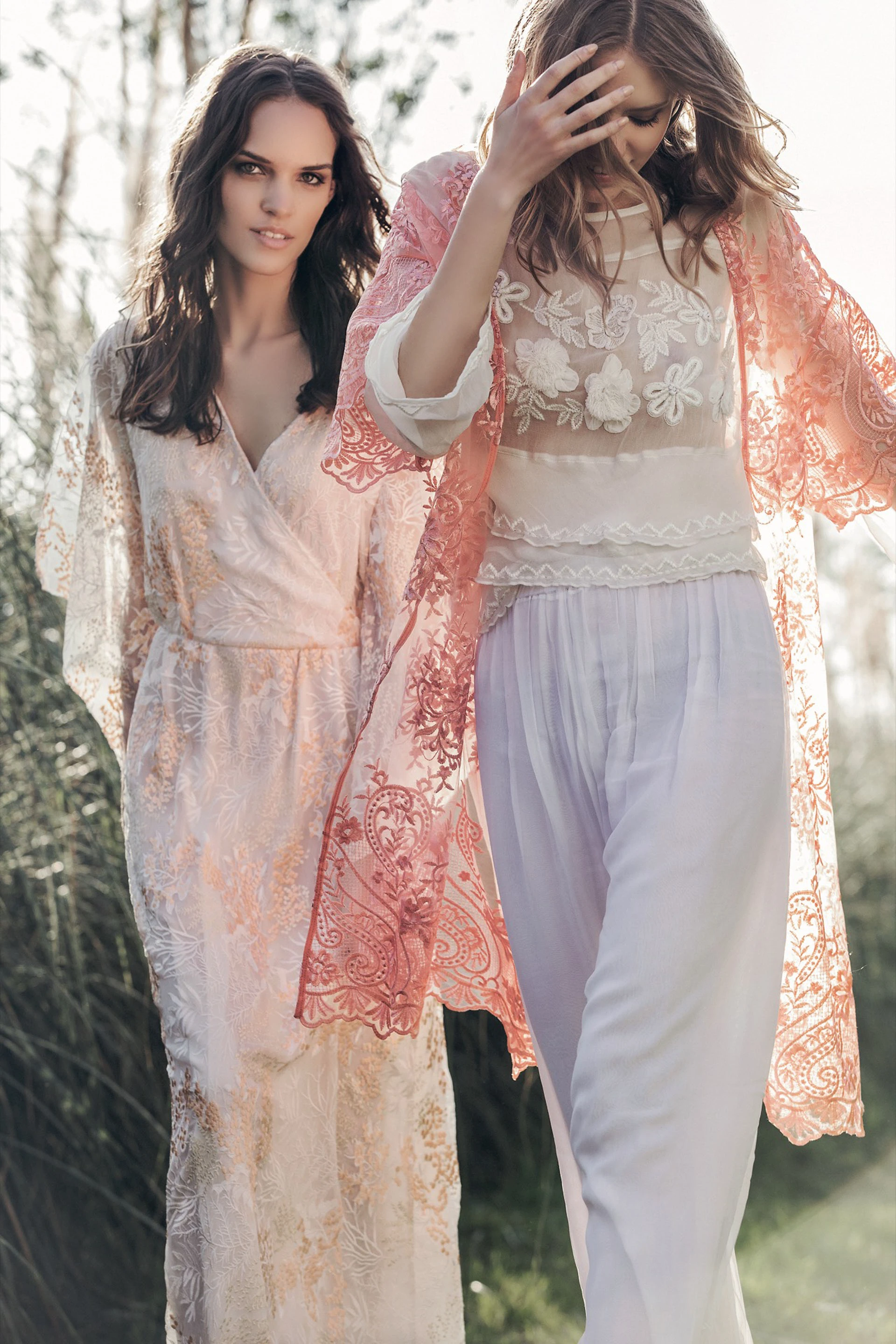 Fabri: vestido bordado con tajos en las mangas ($ 7.100, Vitamina). Lola: blusa bordada con apliques y pantalón de bambolla ($ 4.400 y $ 4.200, Mónica Socolovsky para Sathya) y kimono bordado ($ 2.490, Las Pepas). Foto Chino Toccalino/ Para Ti