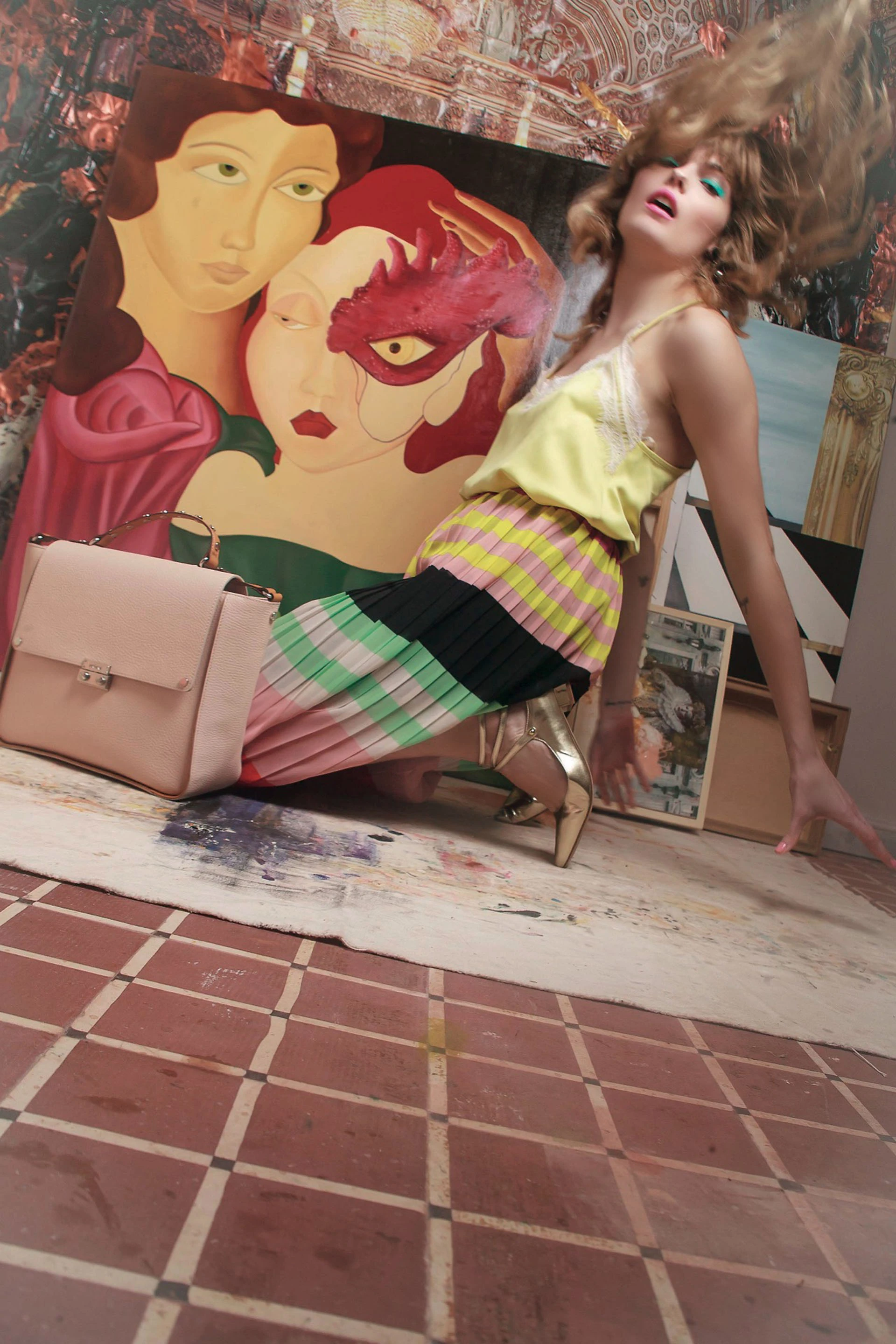 Top de seda y encaje ($ 1.200, Kosiuko), falda plisada ($ 3.360, Vero Alfie), aros de acrílico con detalles plata, cartera de cuero (Prüne) y flats doradas ($ 1.700, Aldo para Grimaldi). Foto Osky Sorairez/ Para Ti