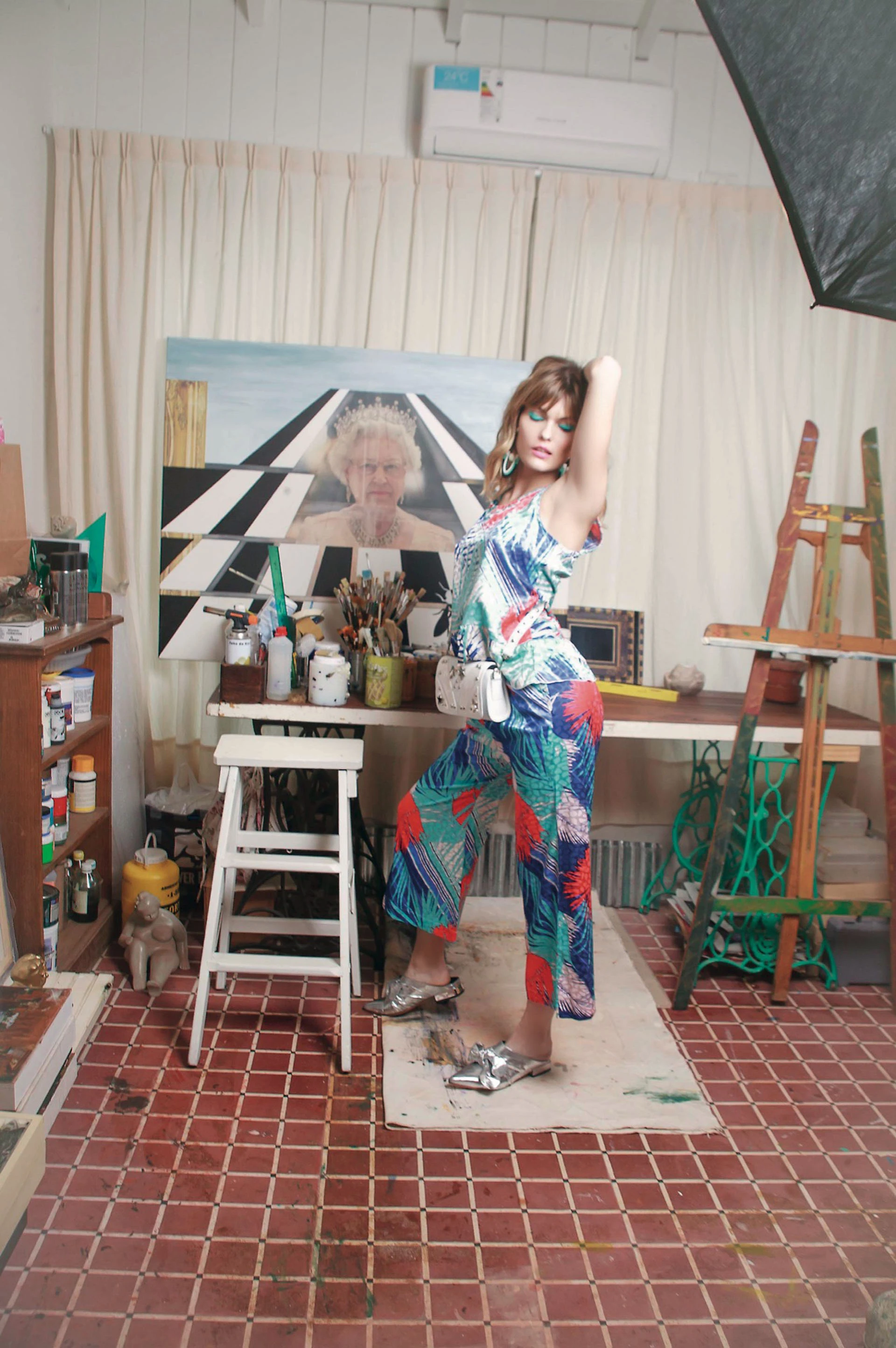 Top con volado y pantalón full estampa en seda ($ 2.300 y 2.500, Rapsodia), minicartera de cuero con estrellas plateadas ($ 1.550, Kosiuko), aros geométricos de acrílico y slippers de cuero metalizado con moño ($ 4.990, Sofía Sarkany).