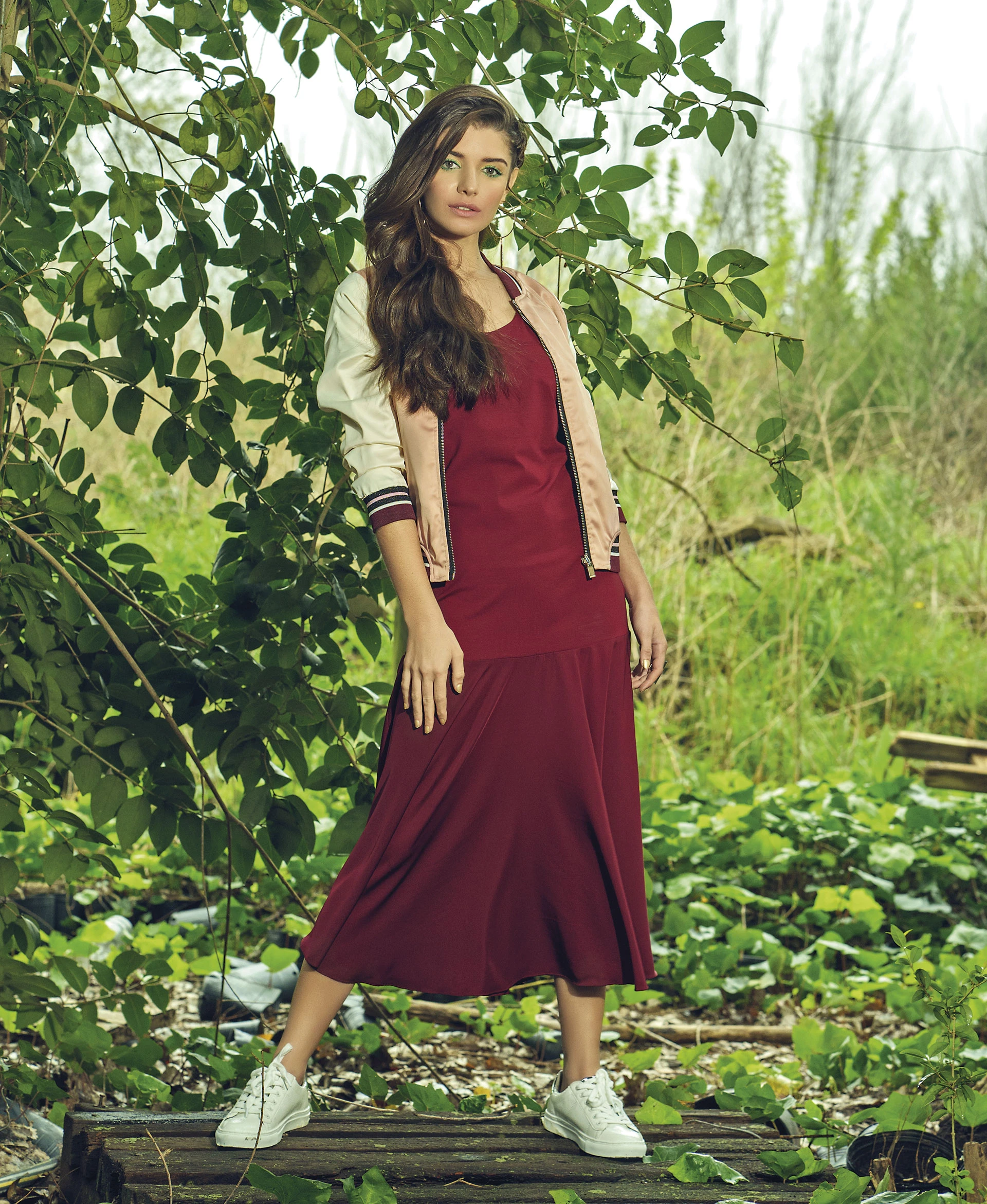  Bomber ($ 4.285, AY Not Dead), vestido con volado ($ 3.900, Vitamina), aros con plumas ($ 390, Rapsodia) y zapatillas ($ 1.750, Hush Puppies).