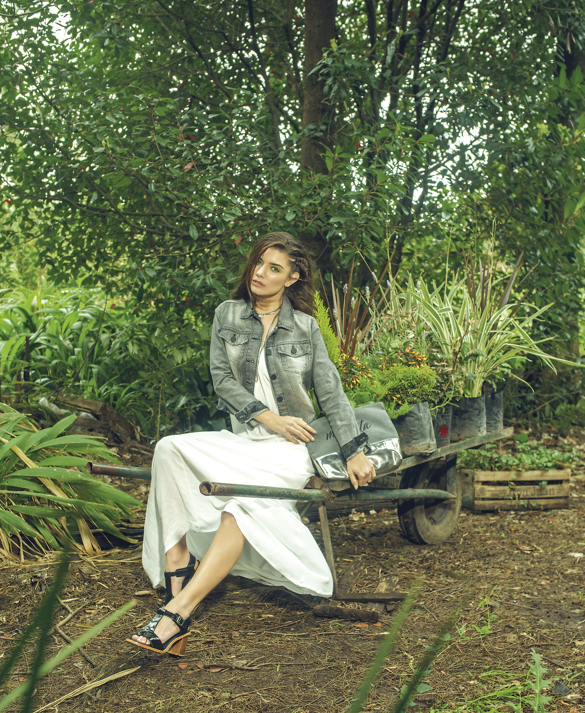 Campera de jean ($ 2.199, Ossira), vestido de algodón (Inversa), sobre ($ 1.600, Vitamina), collares ($ 980, Mai Cassal) y sandalias ($ 2.700, a pie).