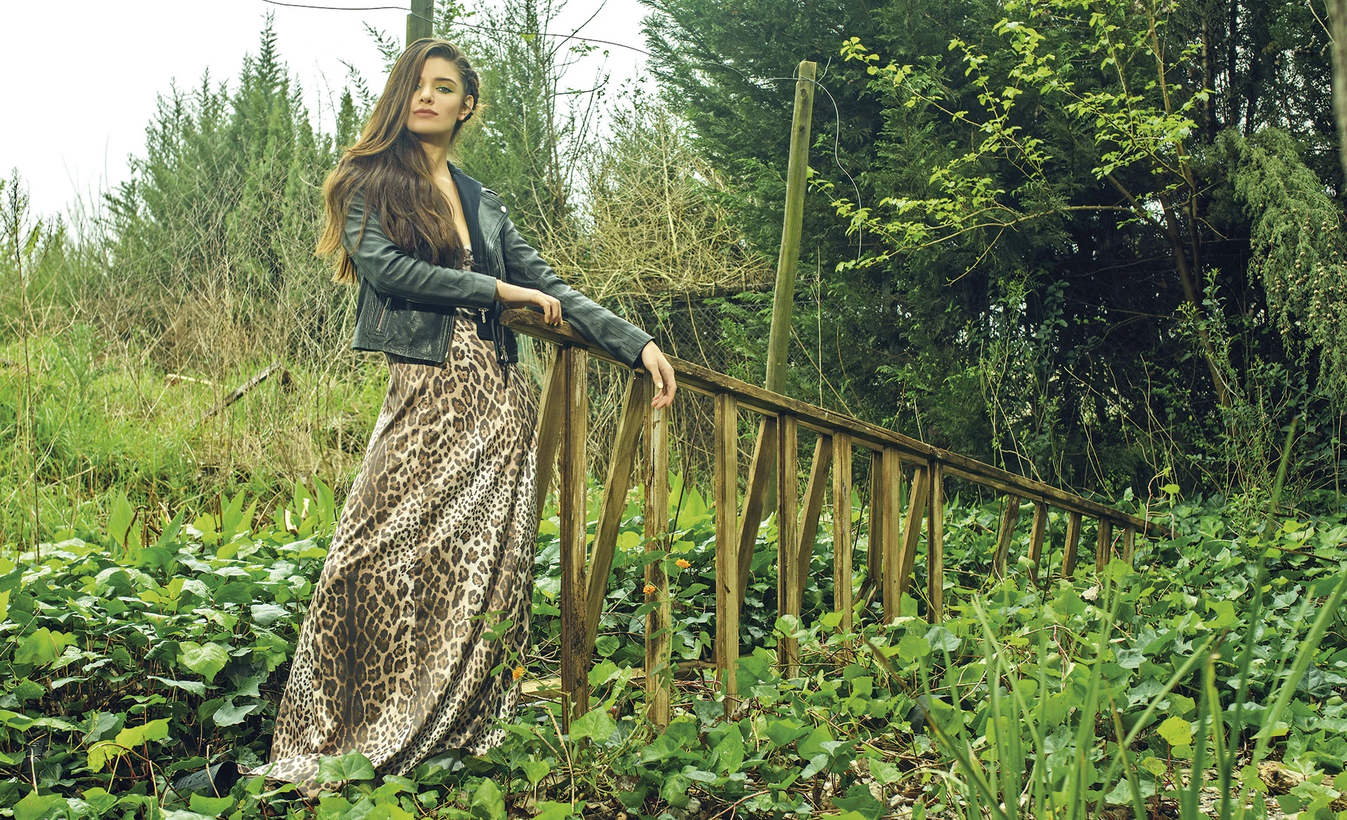 Campera de cuero con capucha ($ 12.900, Rapsodia), vestido con estampa animal print ($ 3.200, Uma) y sandalias ($ 2.700, a pie).