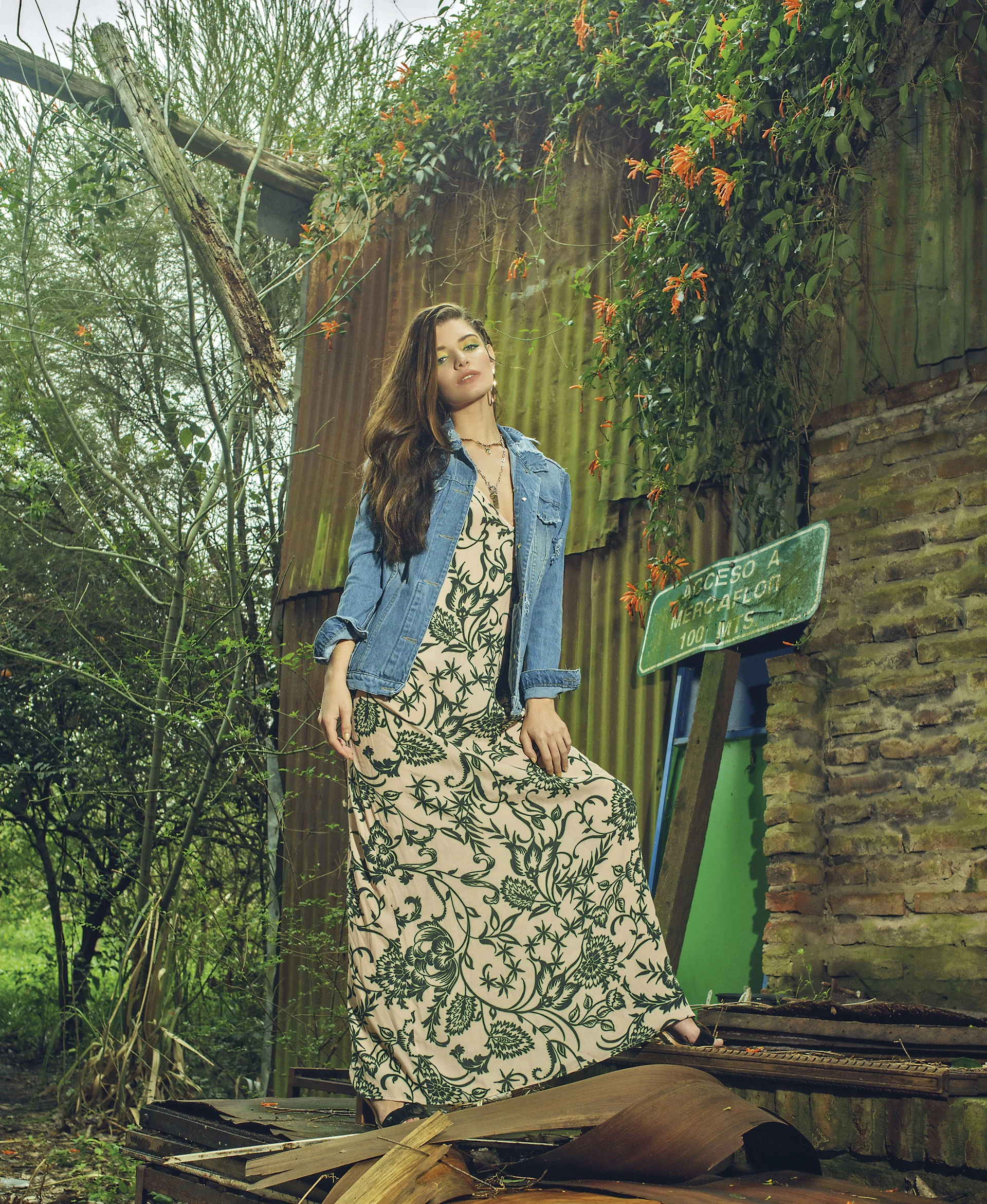 5 Campera de jean extra large ($ 1.699, Peuque), vestido estampado y collares con cadenas ($ 3.150 y $ 990, Kosiuko) y aros ($ 490, Mai Cassal).