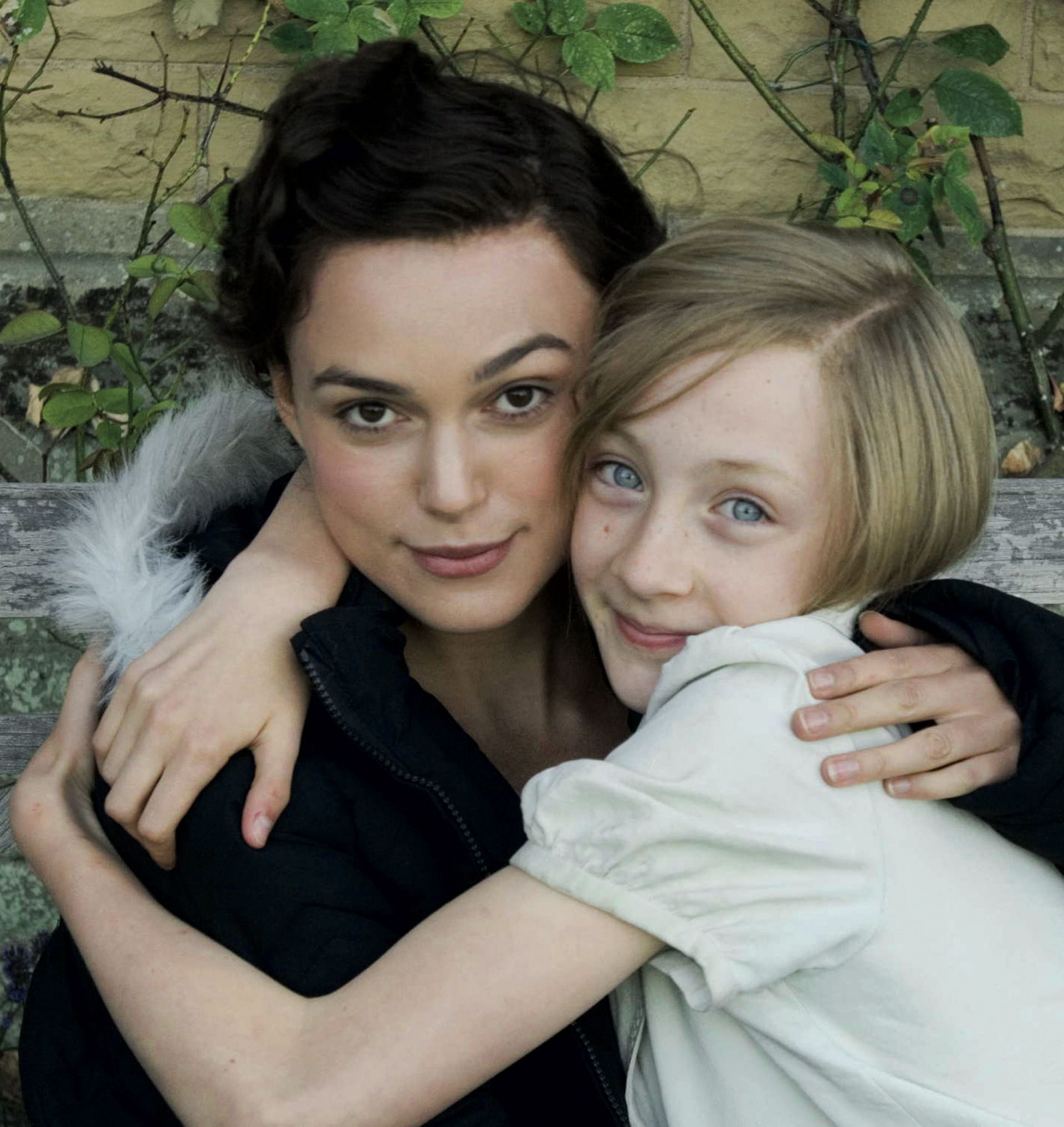 Saoirse Ronan junto a Keira Knightley en el film Expiación, deseo y pecado. Saoirse y su variada filmografía