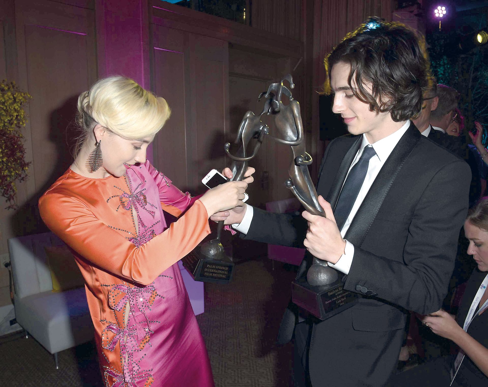 La dupla millennial de los premios. Saoirse y Timothée fueron galardonados durante el Palm Springs Film Festival Awards
